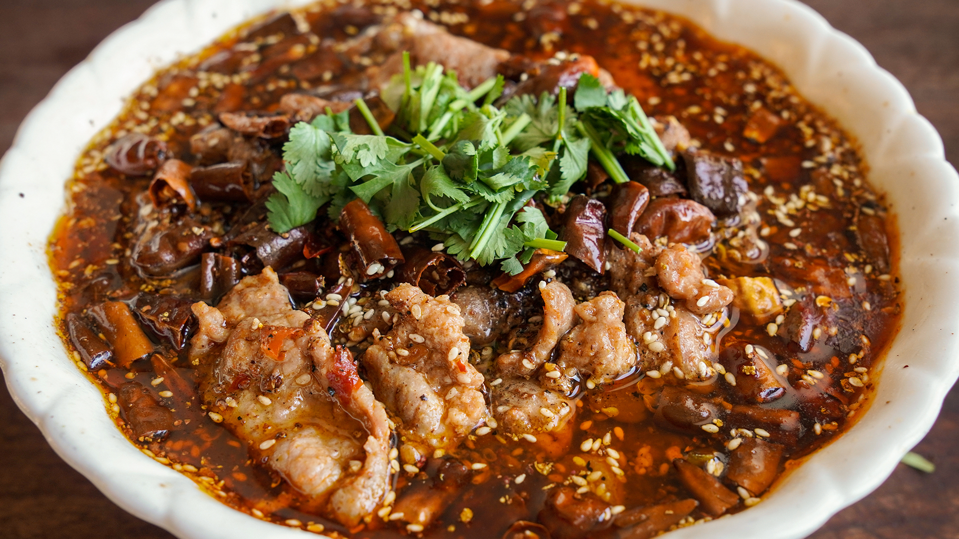 水煮牛肉殿堂级教程，麻辣鲜香烫，牛肉滑嫩不腥不柴，真解馋