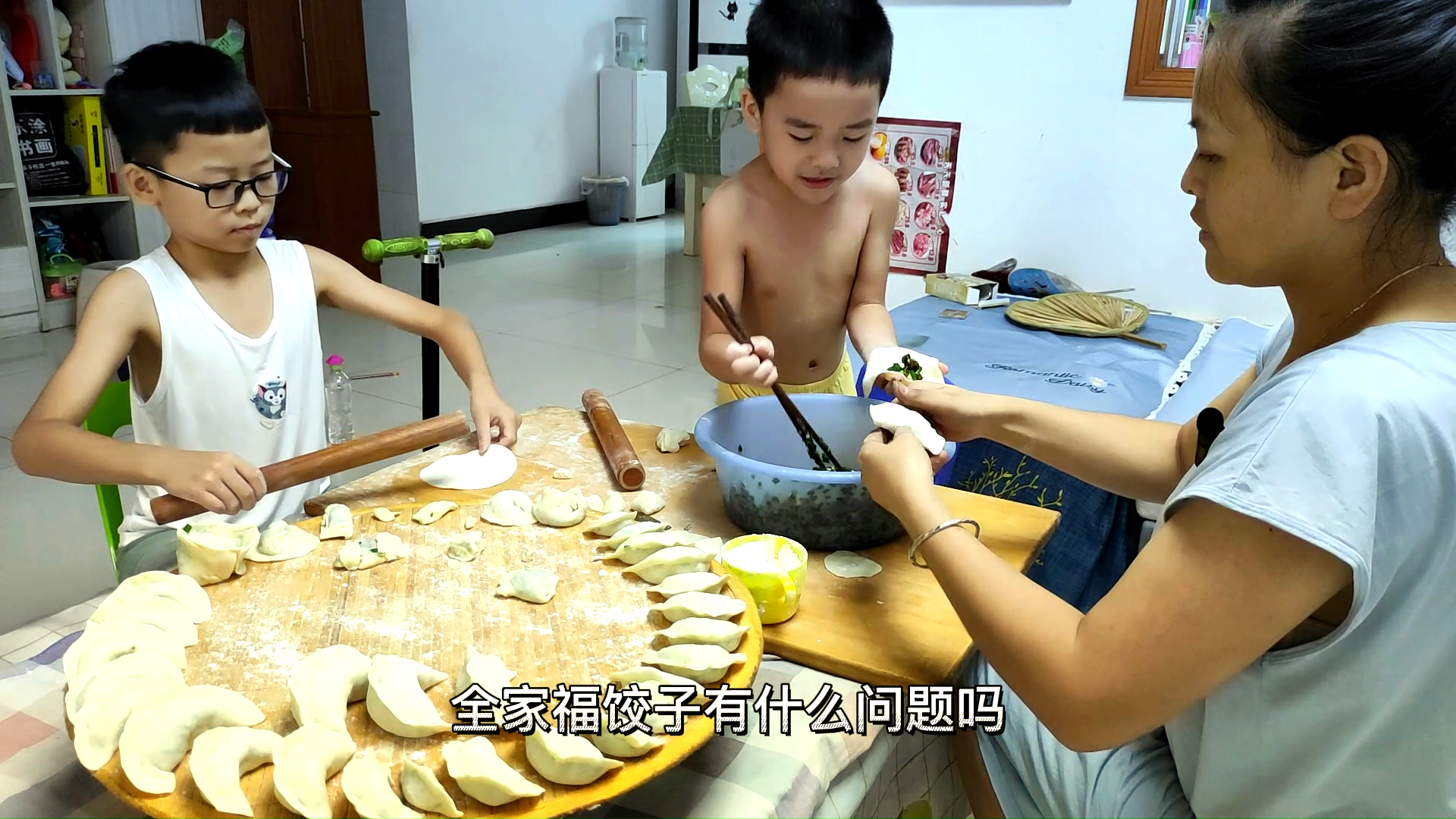 一家三口包饺子,各种造型好比全家福,生活有苦也有乐