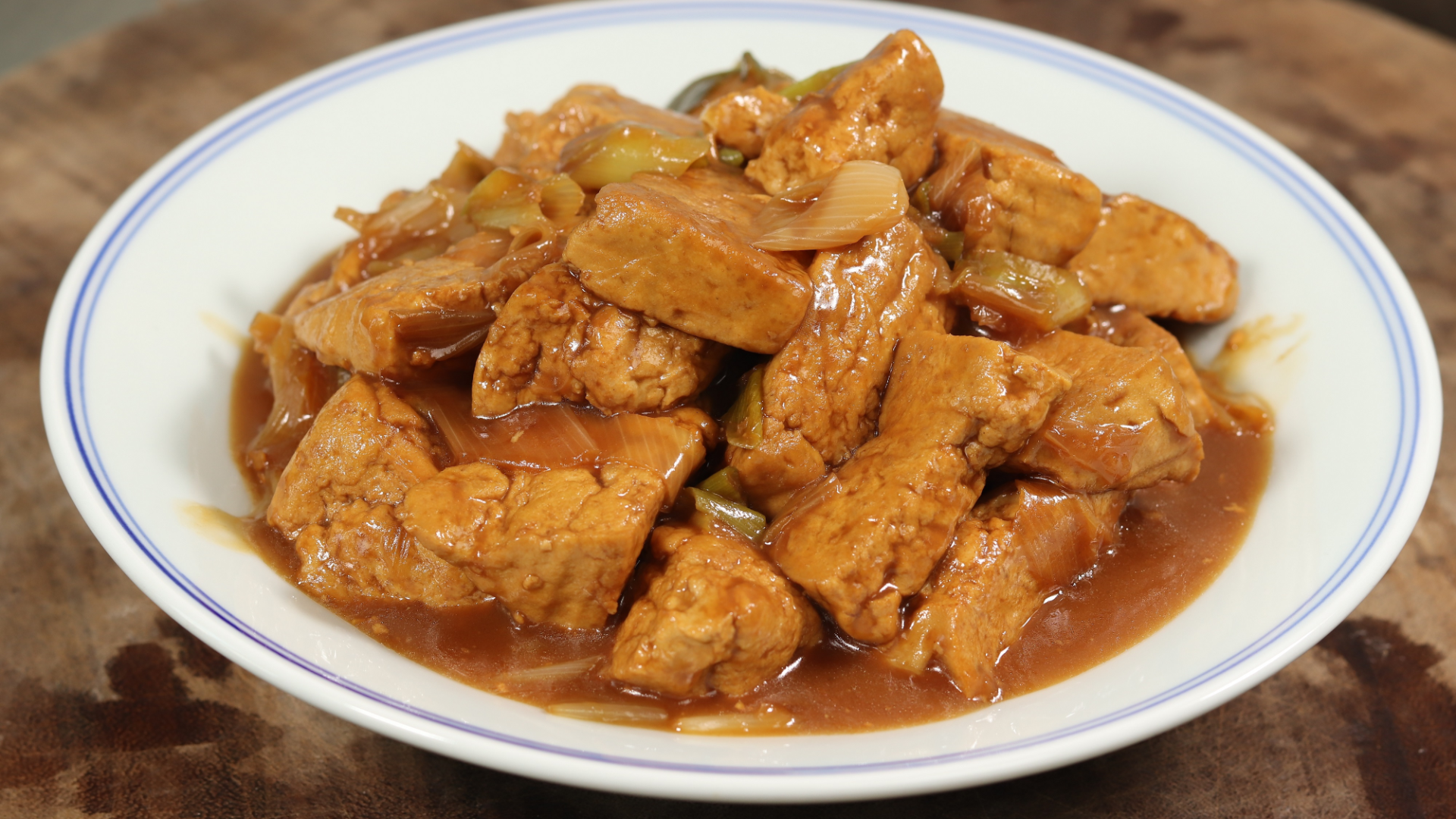 葱烧豆腐的家常做法,比麻婆豆腐简单,岀锅鲜嫩入味,实在太香了