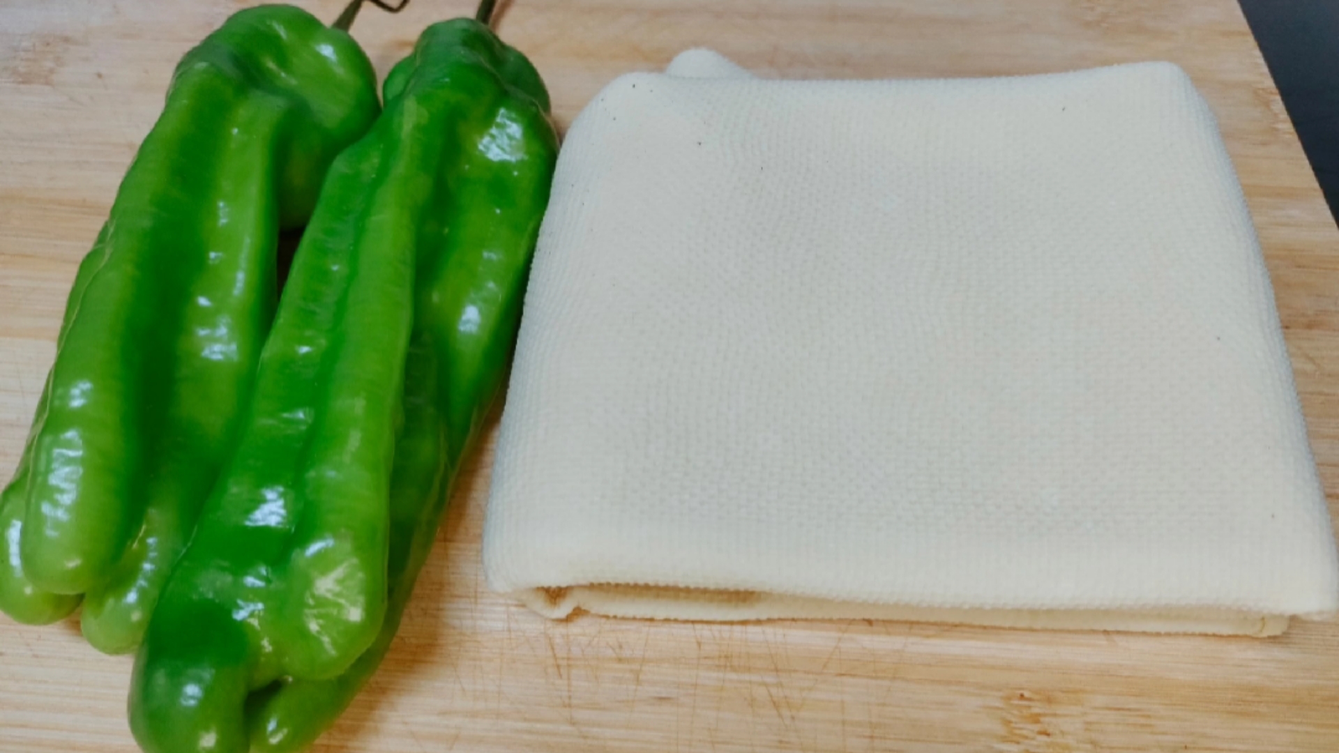 千张和青椒是绝配,教你一个新做法,我家1周吃8次都赚少,太香了