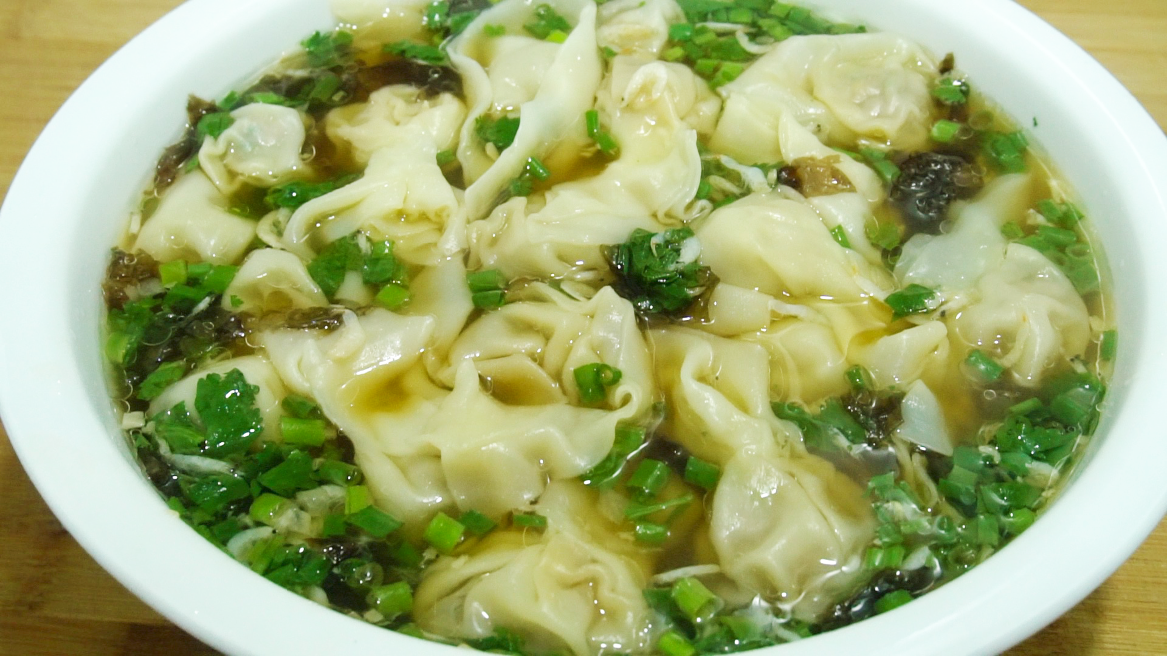 小吃店不外传的馄饨做法，从调馅到汤料毫无保留，肉嫩多汁汤鲜美