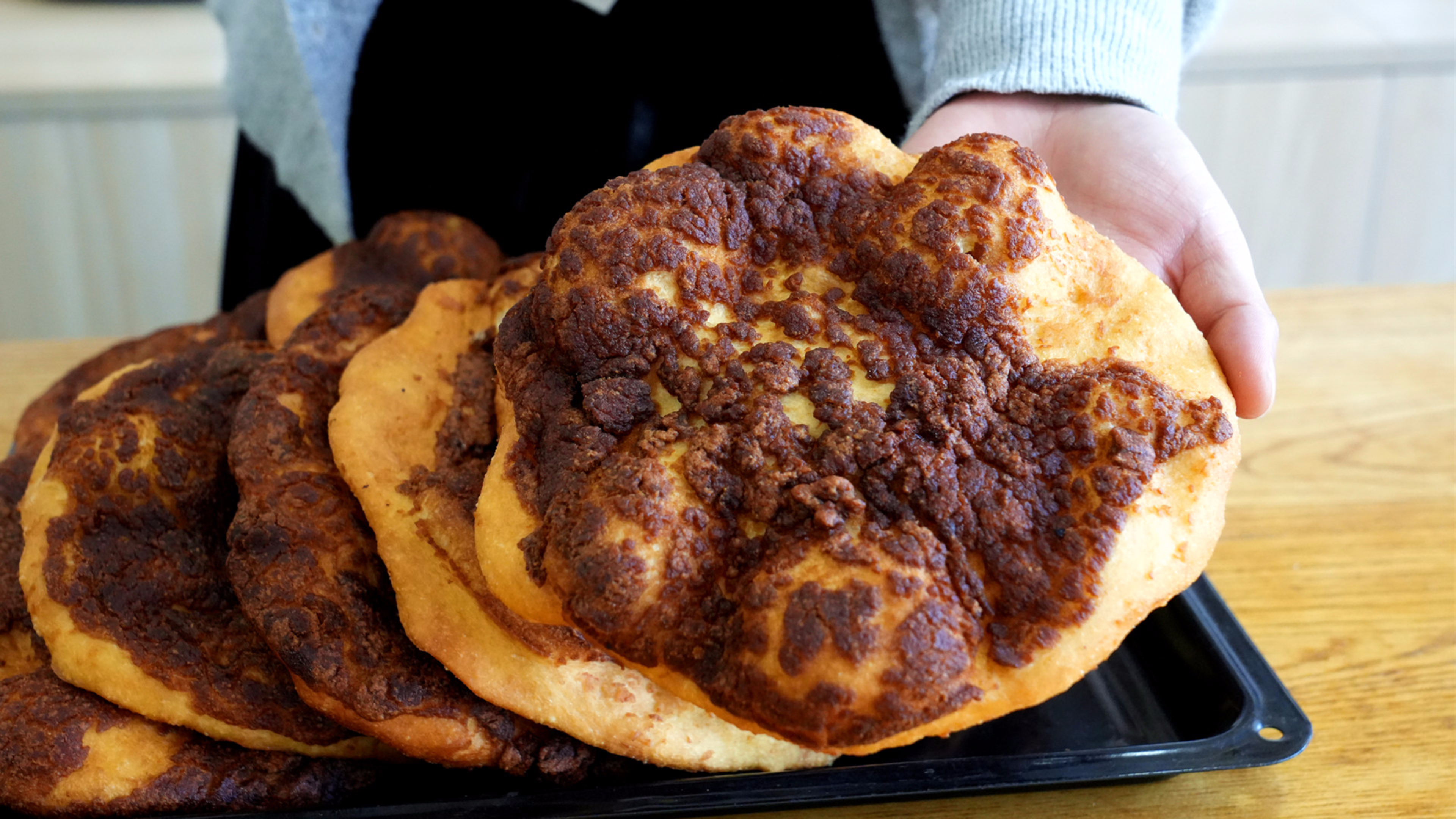 就是这么一张糖油饼，早餐店要排老长队，香脆酥软，在家自己做！