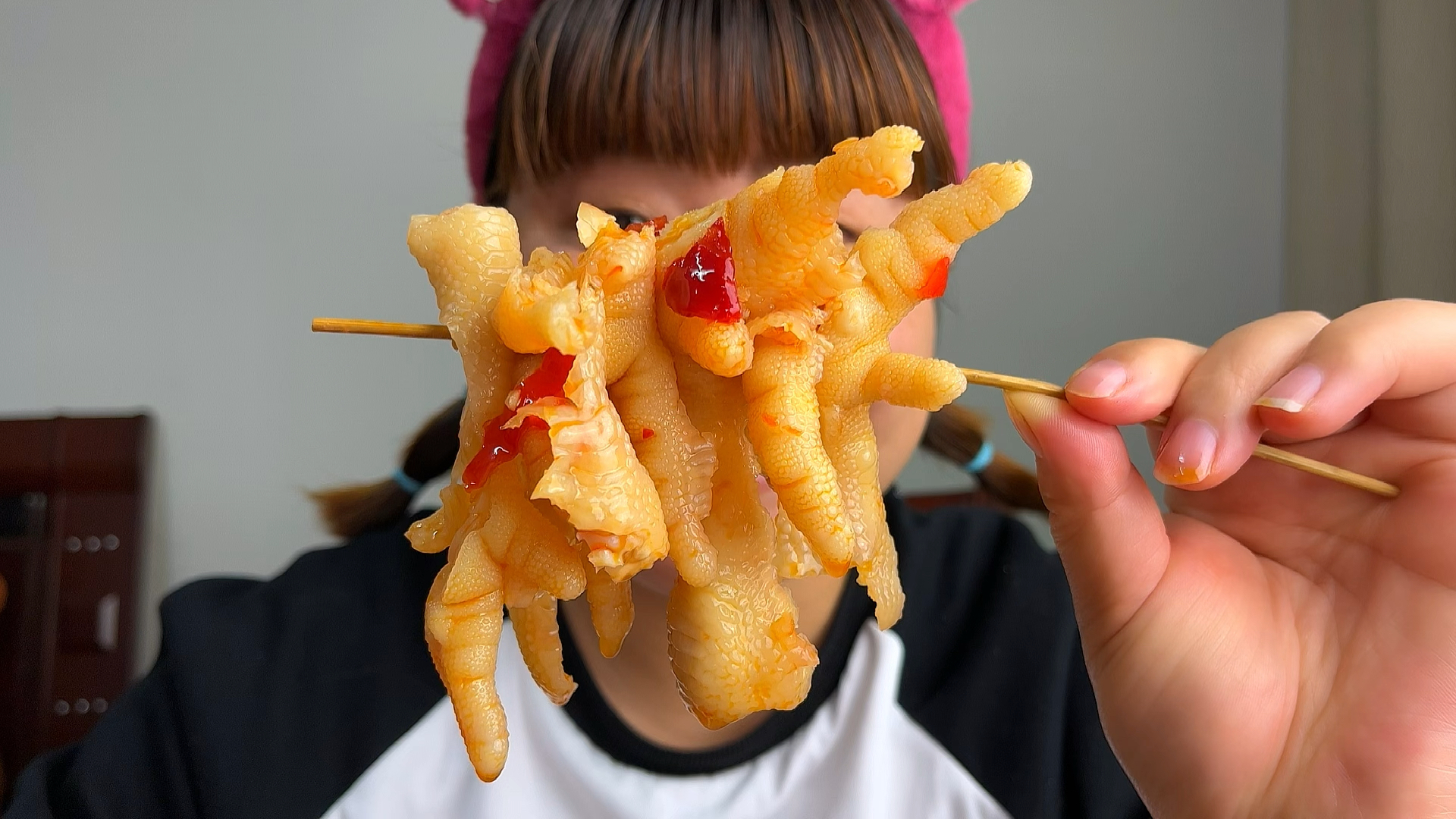 无骨鸡爪小零食,香辣可口!