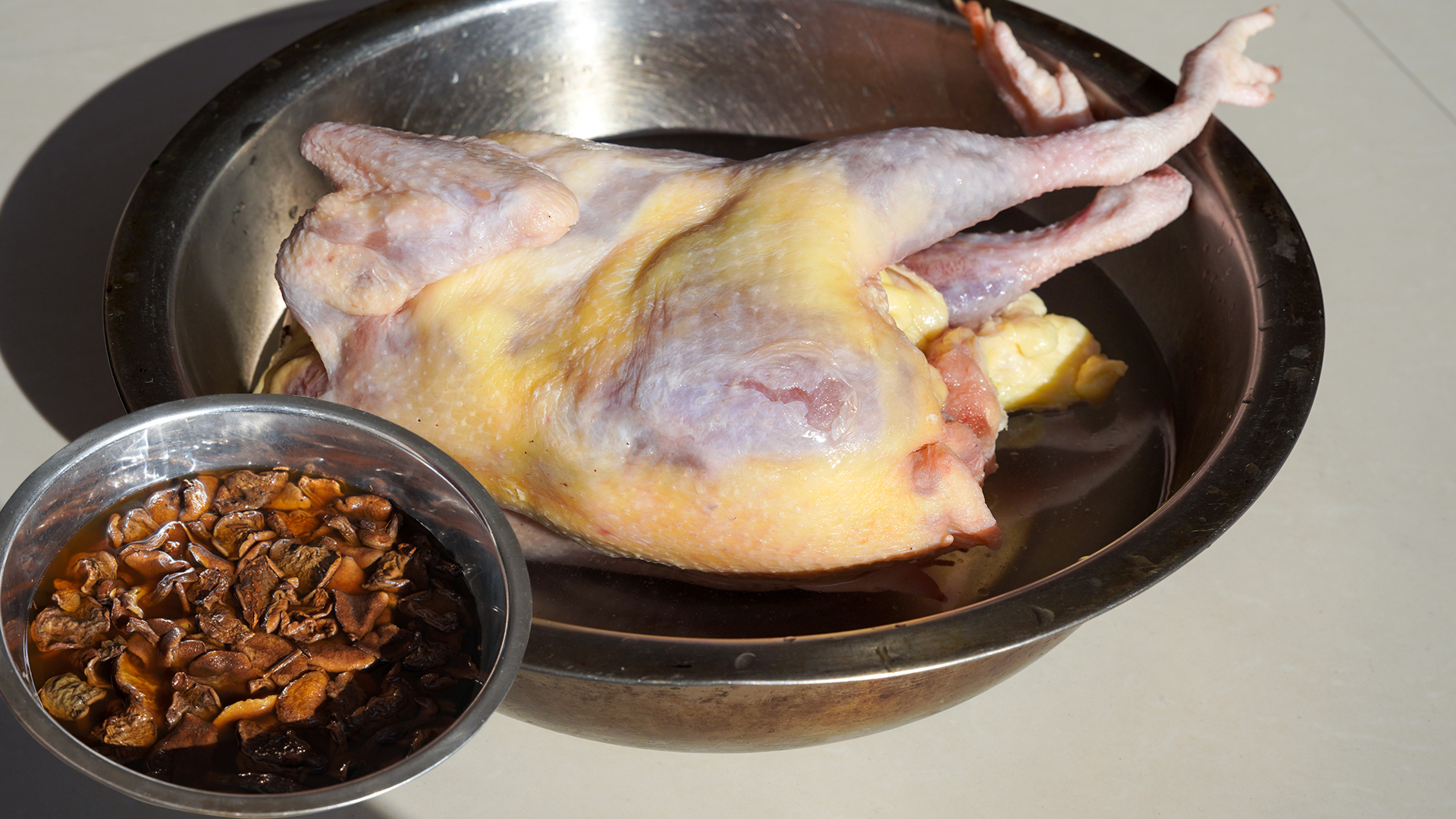 蘑菇炖小鸡家常做法,这样炖一锅,鸡肉鲜嫩入味不腥不柴,太香了