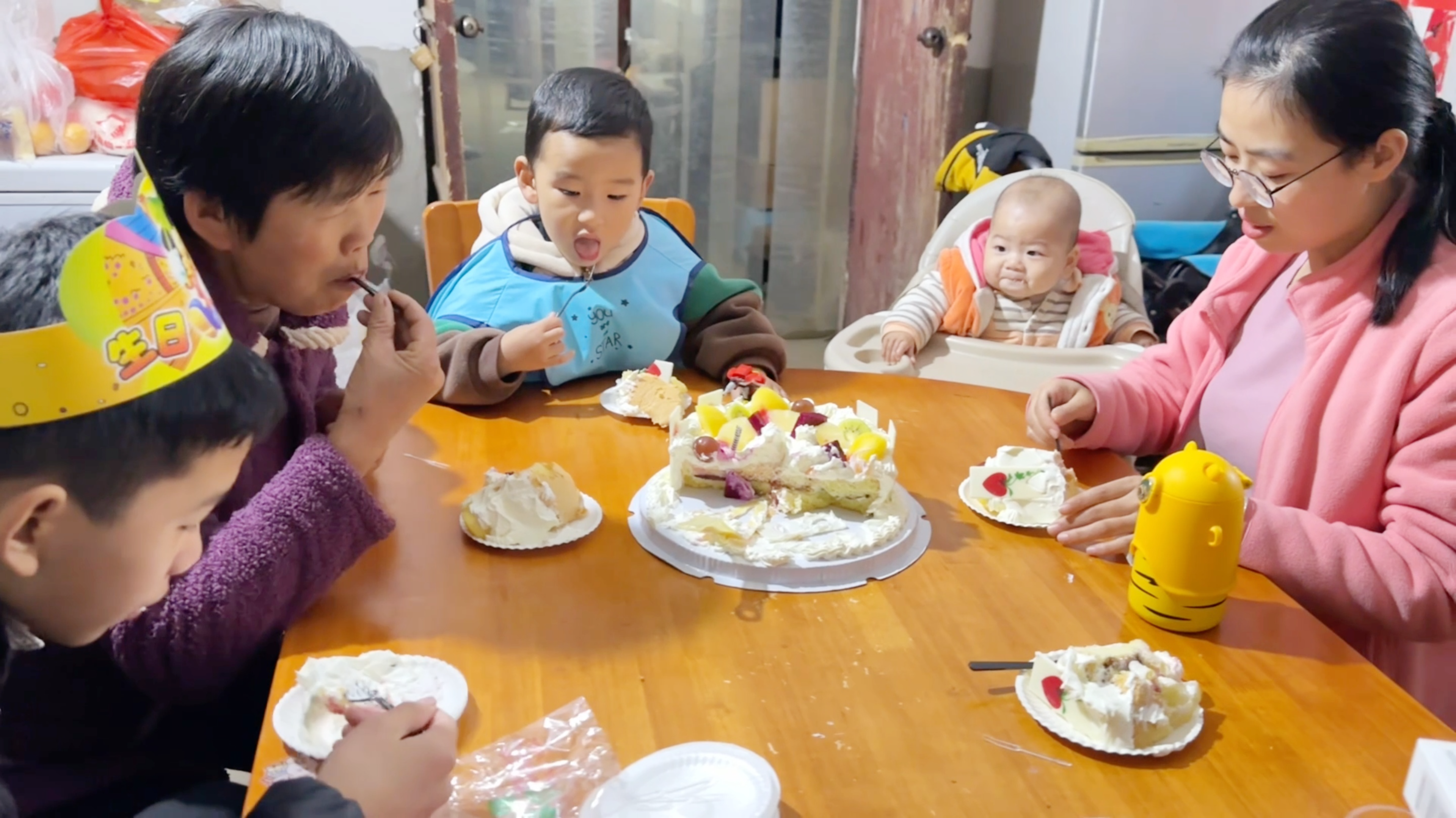 静静提前给强龙过生日,8个月的二宝想吃蛋糕,小猪喂弟弟逗乐人