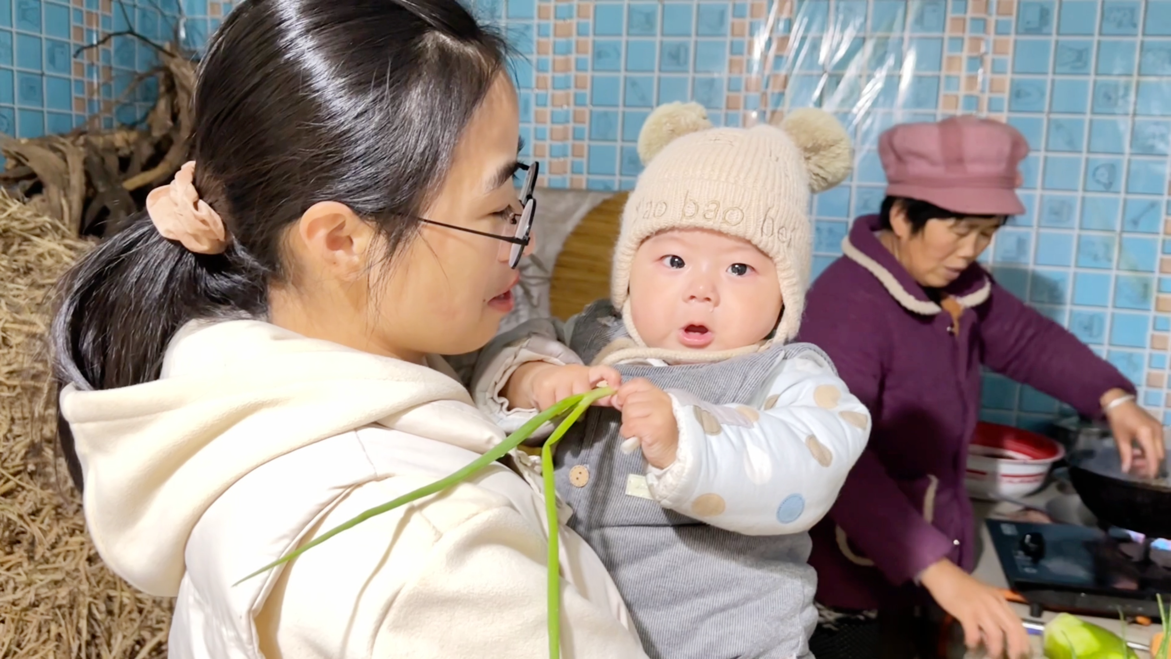 婆婆用地锅蒸萝卜缨子菜包,二宝哭着要干啥?小猪吃菜包吃撑了