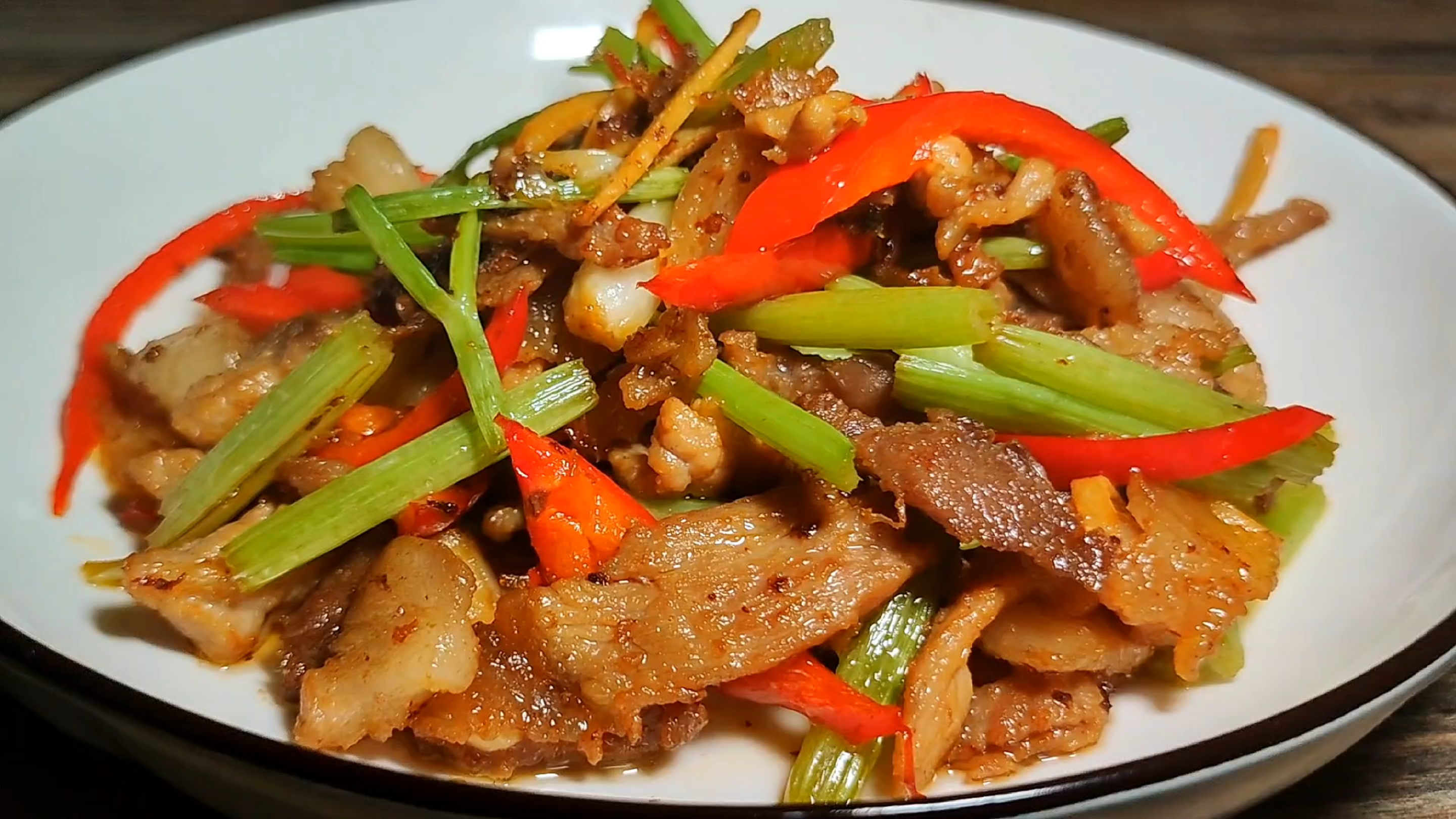 怎么炒出肉的原香味?这道芹菜炒肉教会你,肉香四溢,下酒又下饭