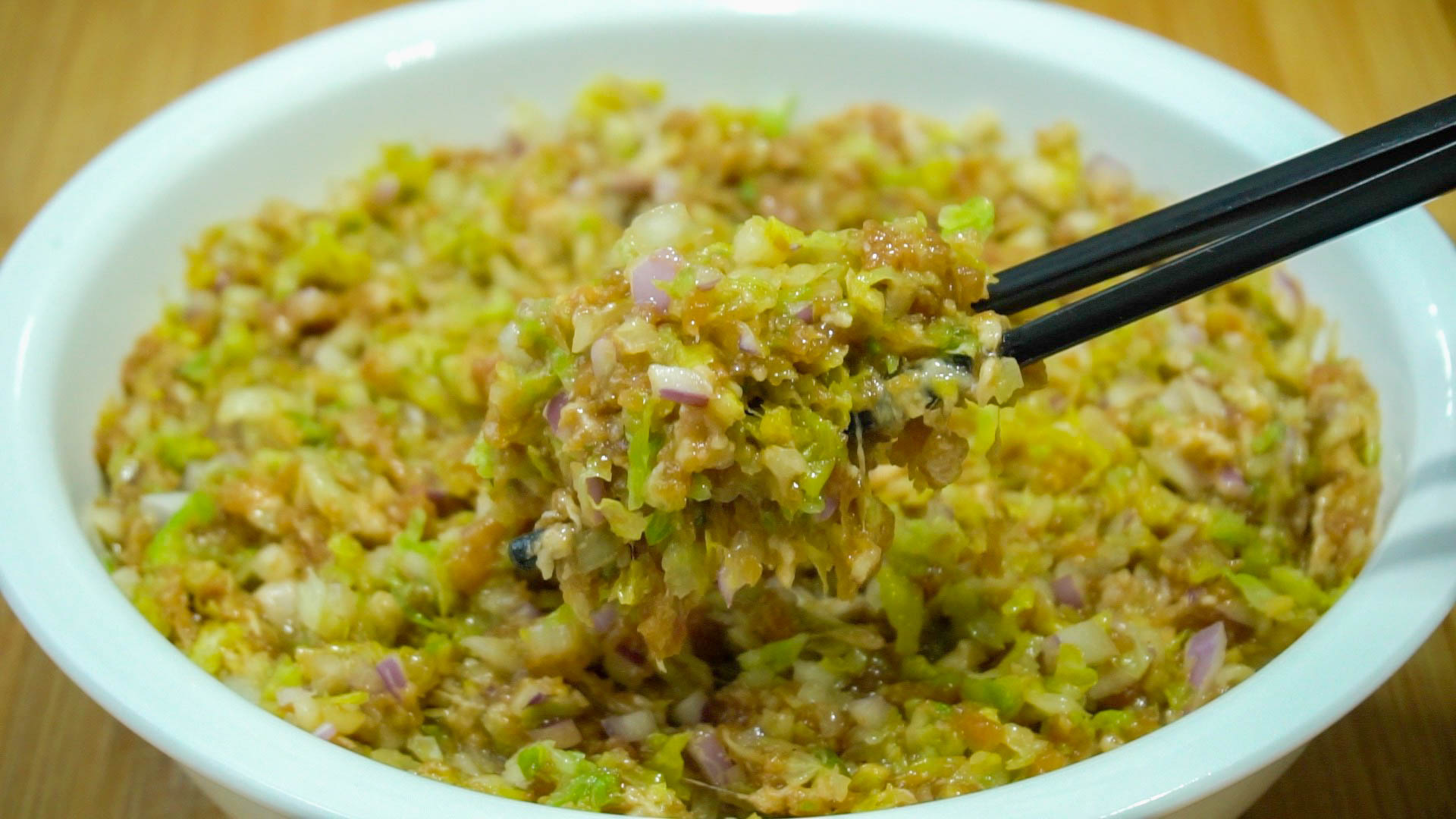 白菜饺子怎么调馅好吃？大妈教你一招，营养不流失，个个皮薄馅香