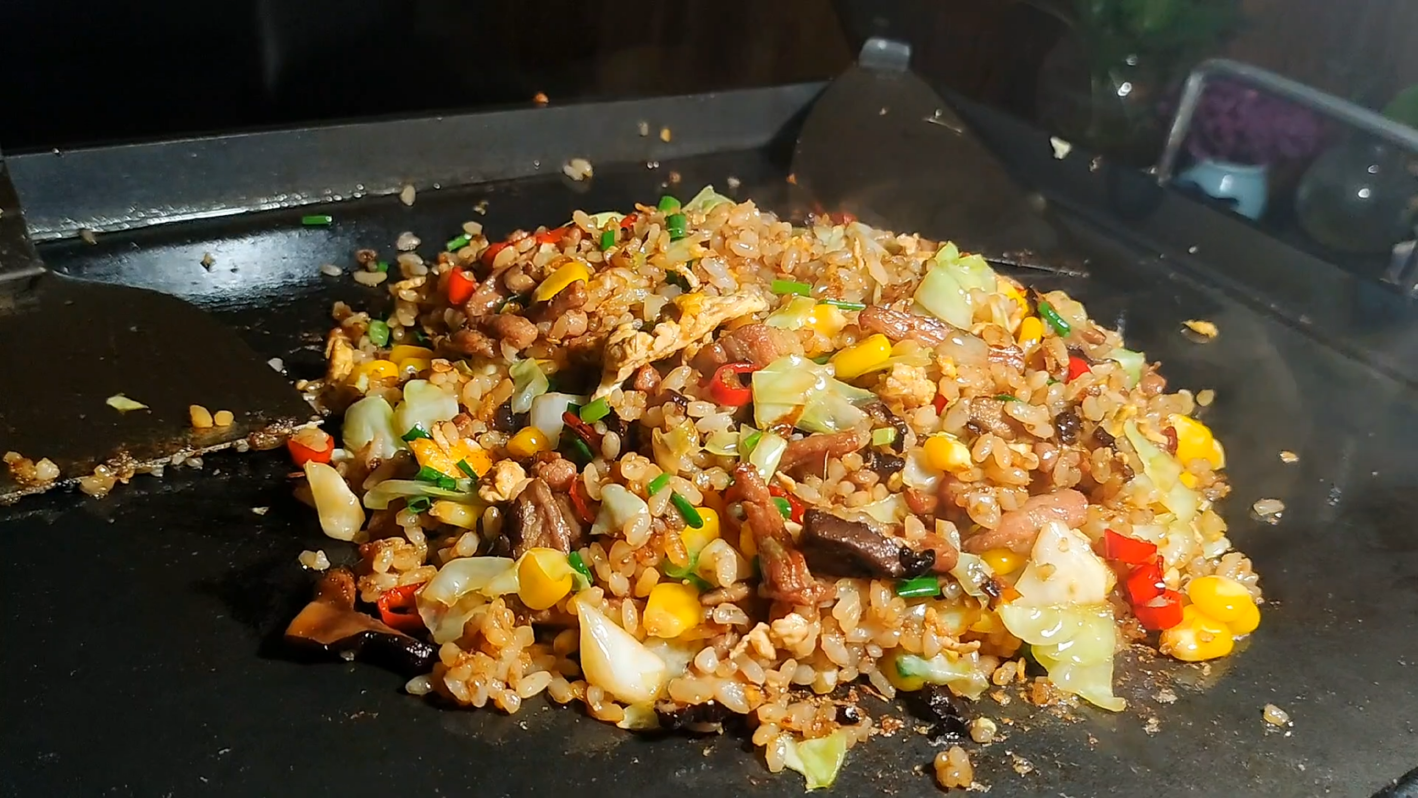 想吃铁板炒饭了,那就自己在家做一盘吧