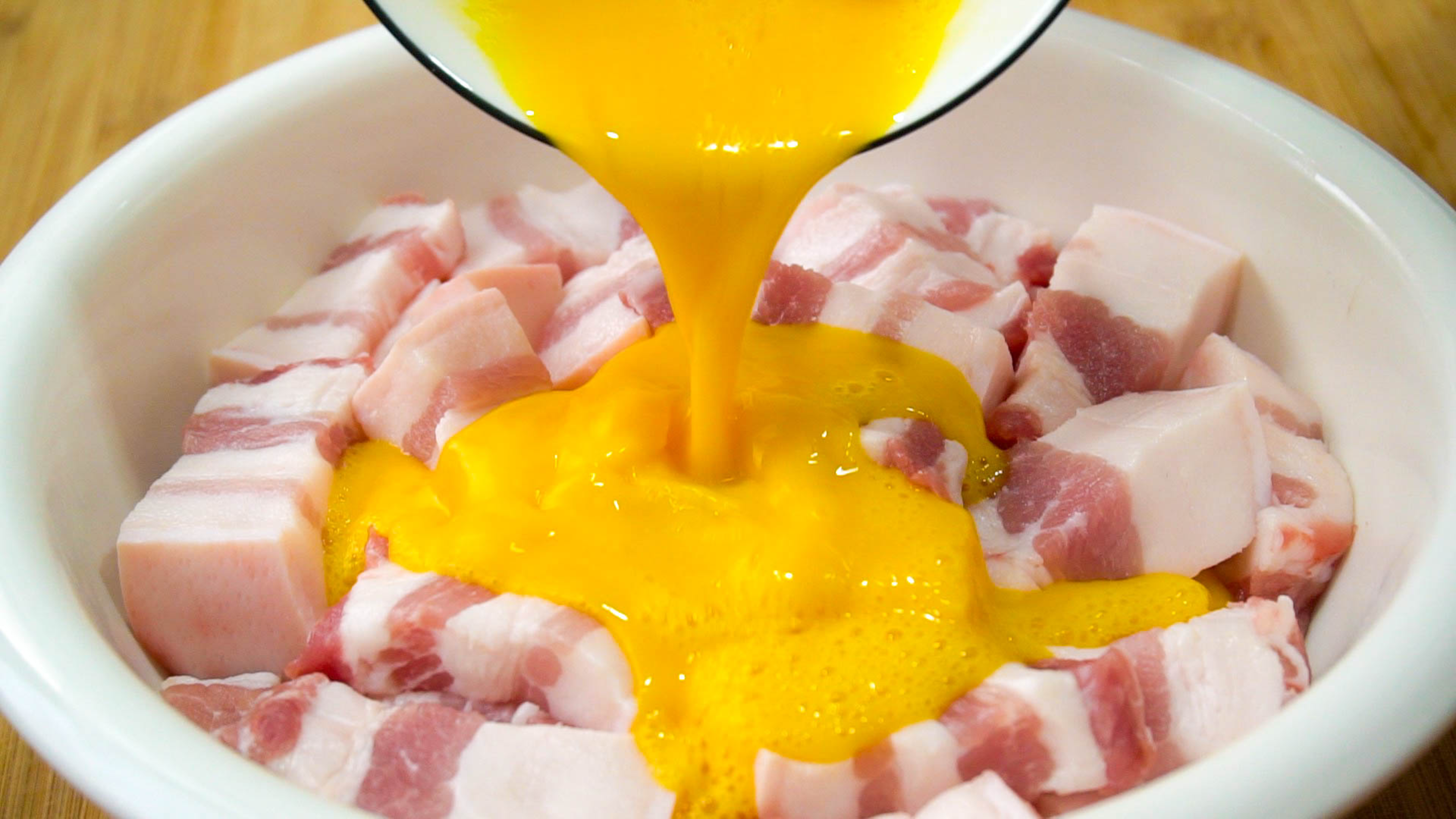 五花肉加2个鸡蛋,不用红烧也不炖,颜值高香味浓,吃一盘也不腻