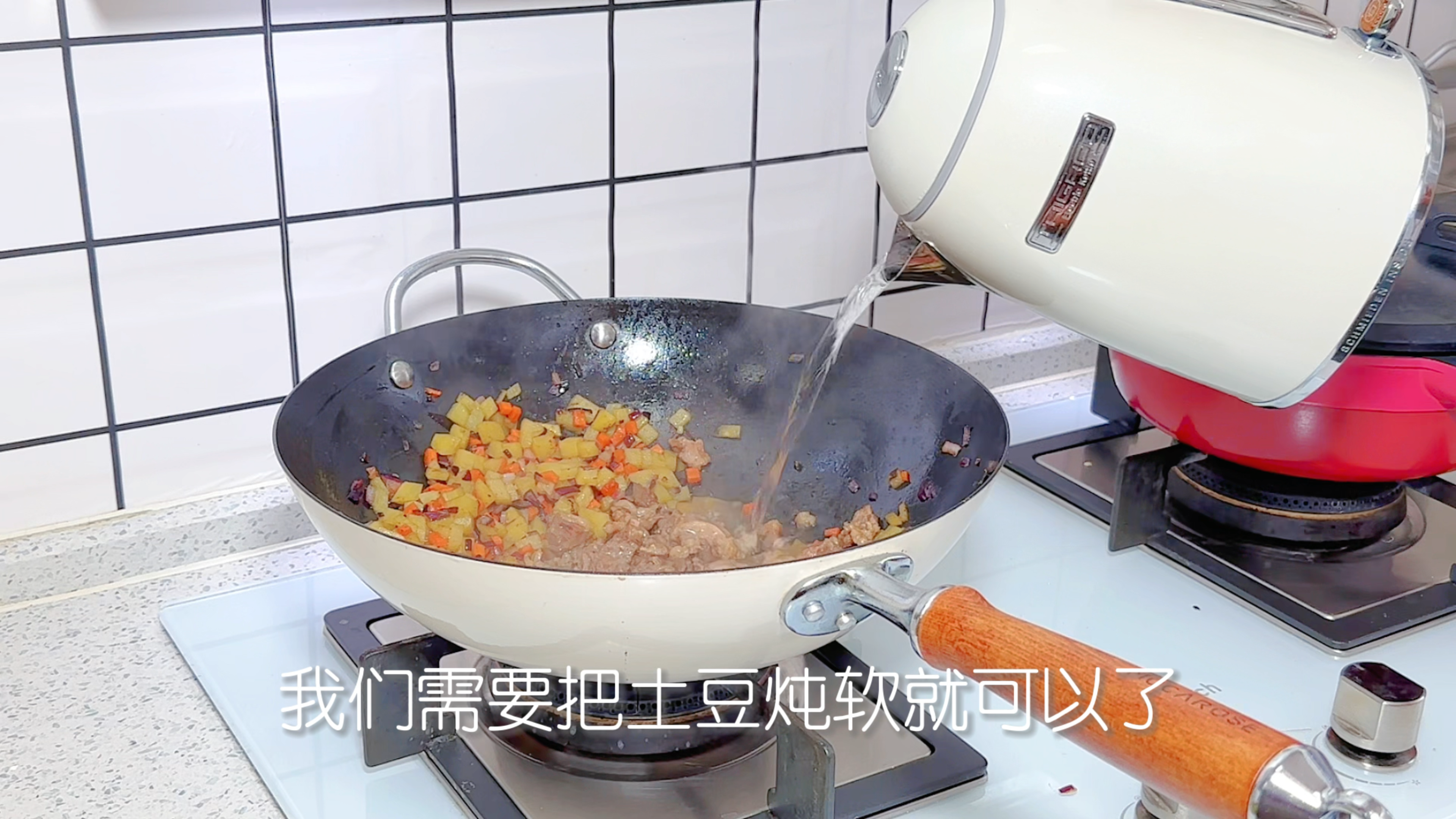 微蒸烤箱是个好东西,午餐给孩子安排芝士焗牛肉,拉丝又好吃