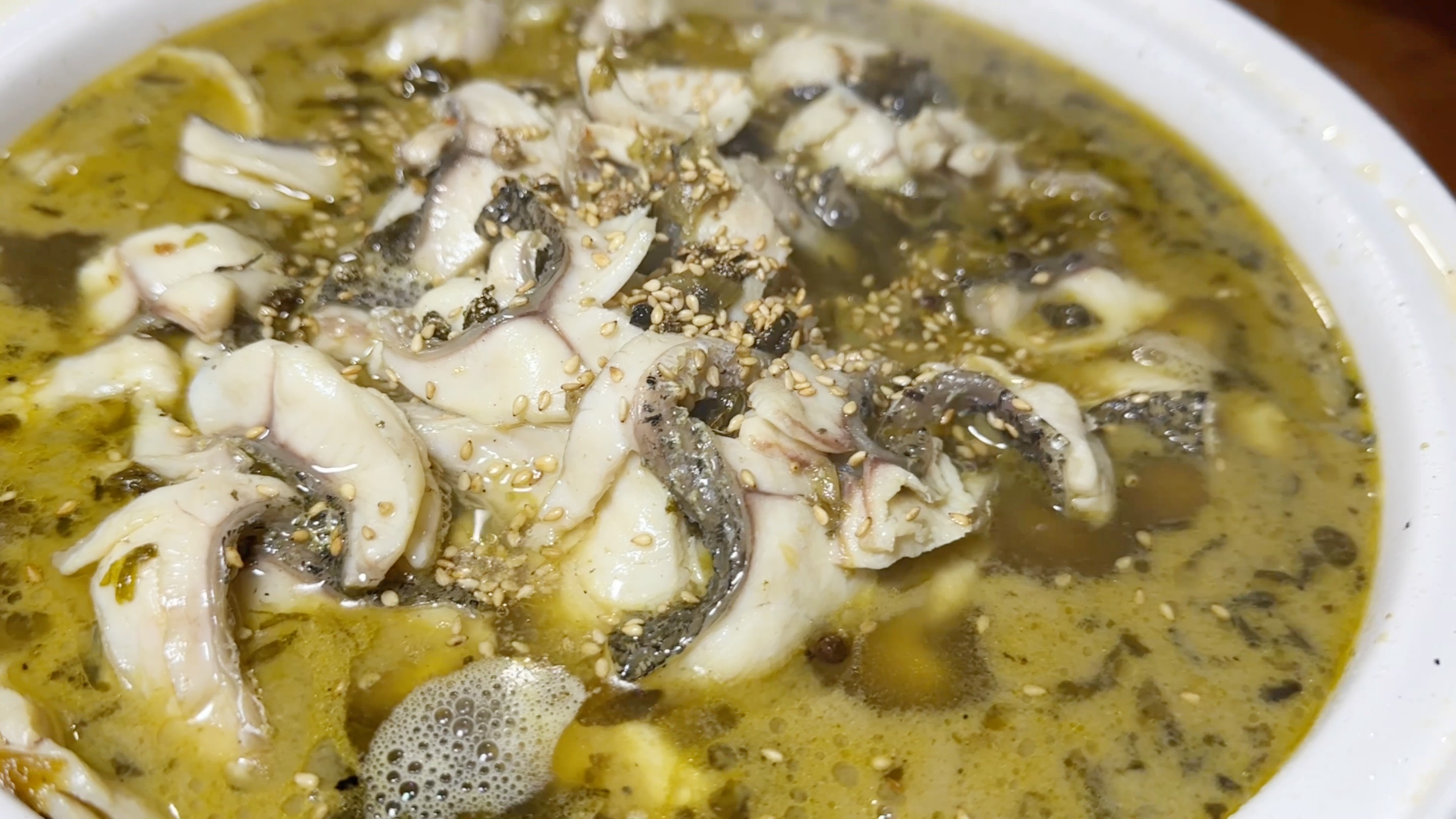 小忆买两条黑鱼改善伙食,静静做一锅酸菜鱼,小猪激动地直说英语