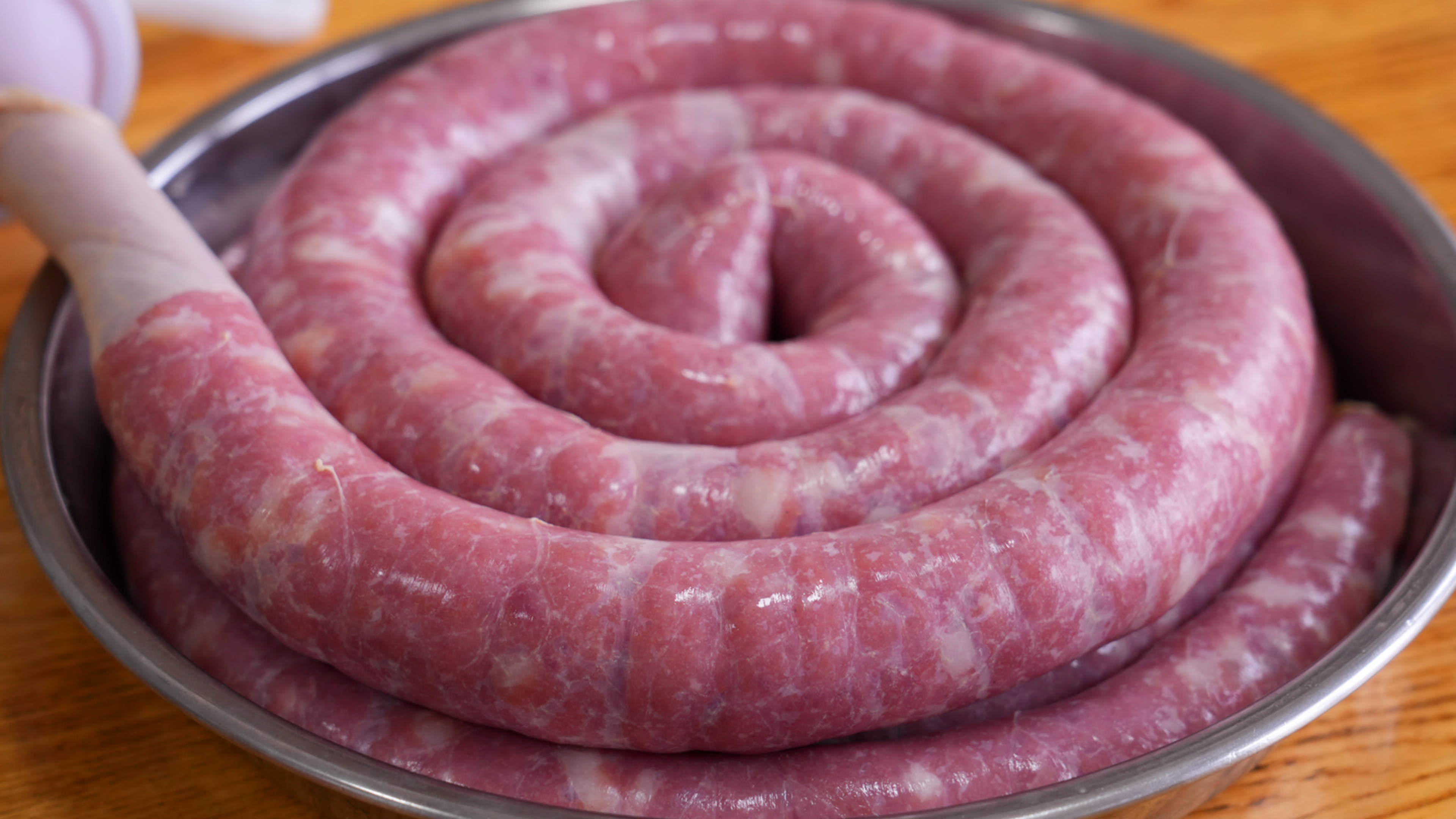 过年想吃纯手工灌香肠,教你在家做蒜味腊肠,咸香好吃做法还简单
