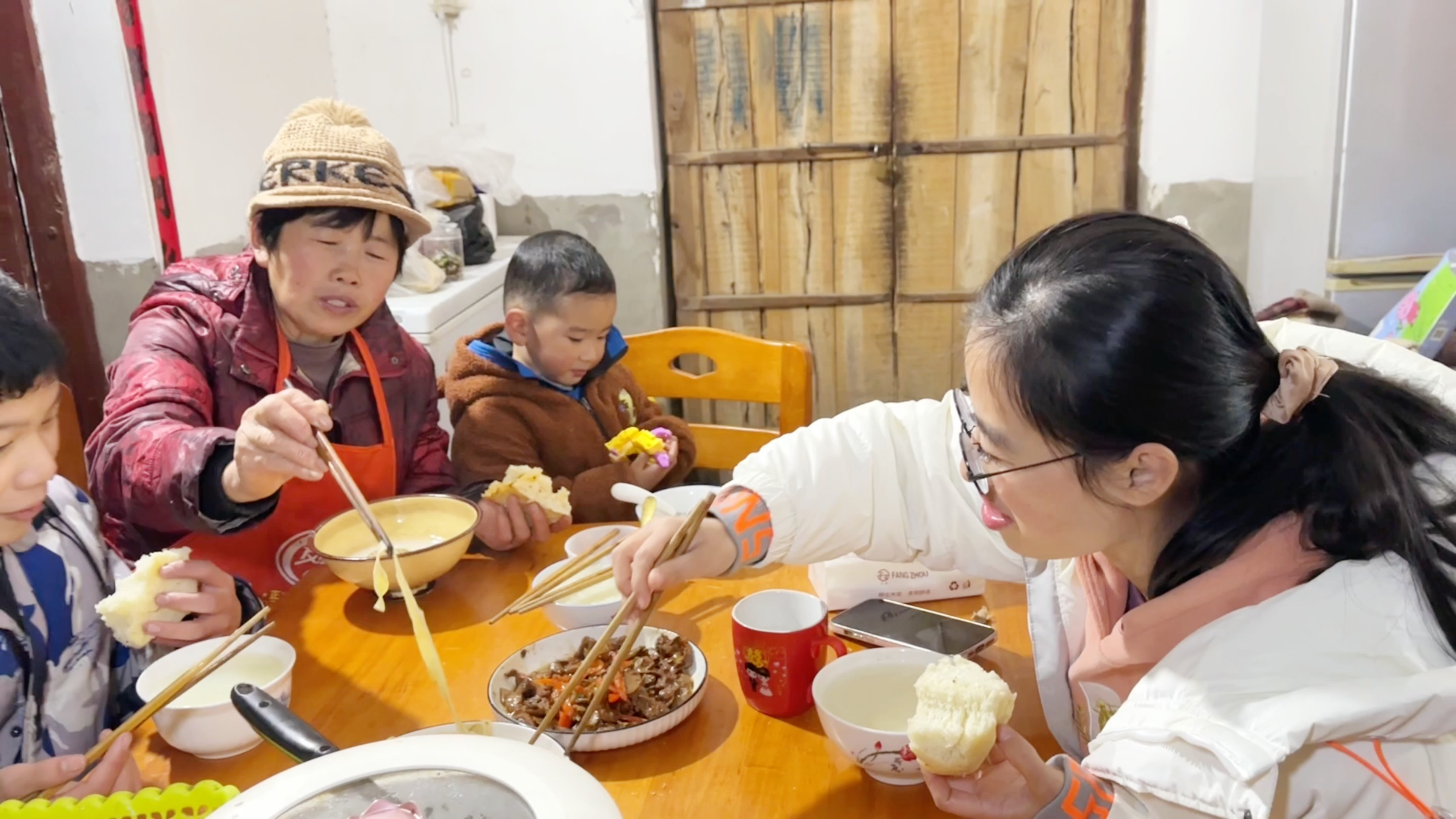 静静买一兜鸡胗回家,婆婆爆炒鸡胗好吃吗?强龙先尝一块拿拿味!
