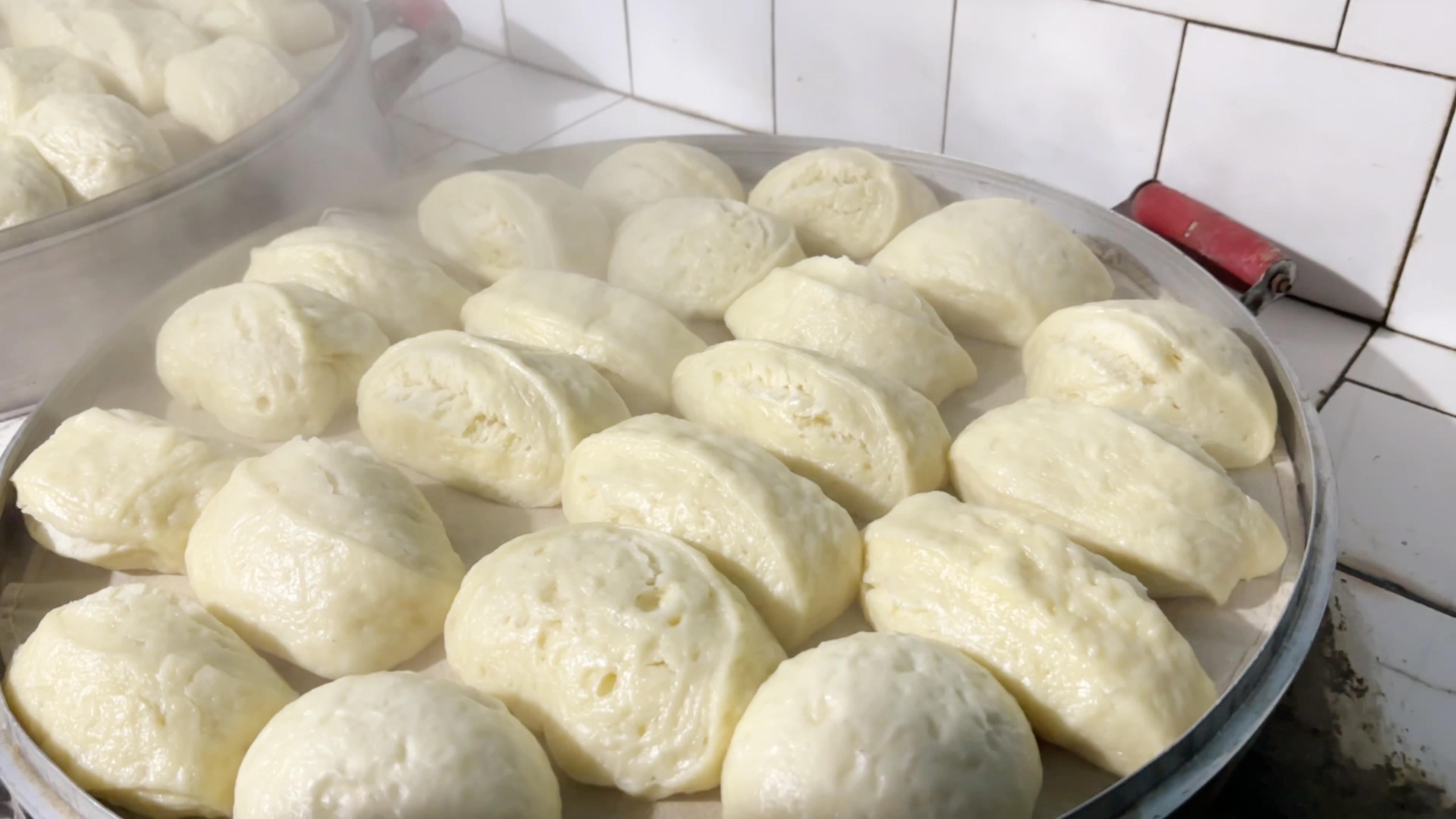 婆婆蒸馒头炖酱豆,公公一顿吃3个馒头,静静:我咋没留意吃仨馍