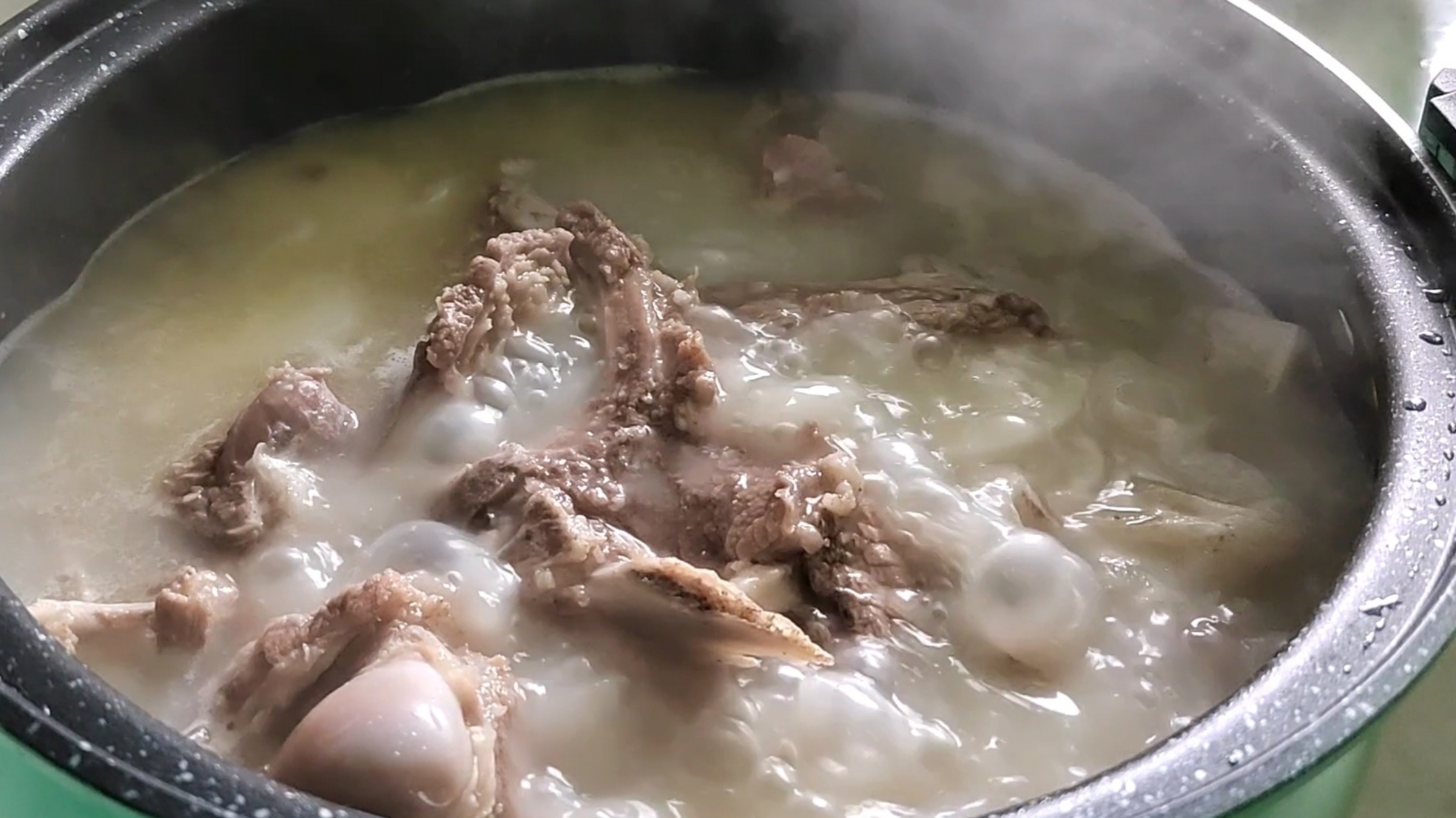 炖羊肉汤，最忌直接下锅炖，教你一招，汤白似奶，鲜而不膻，爆赞