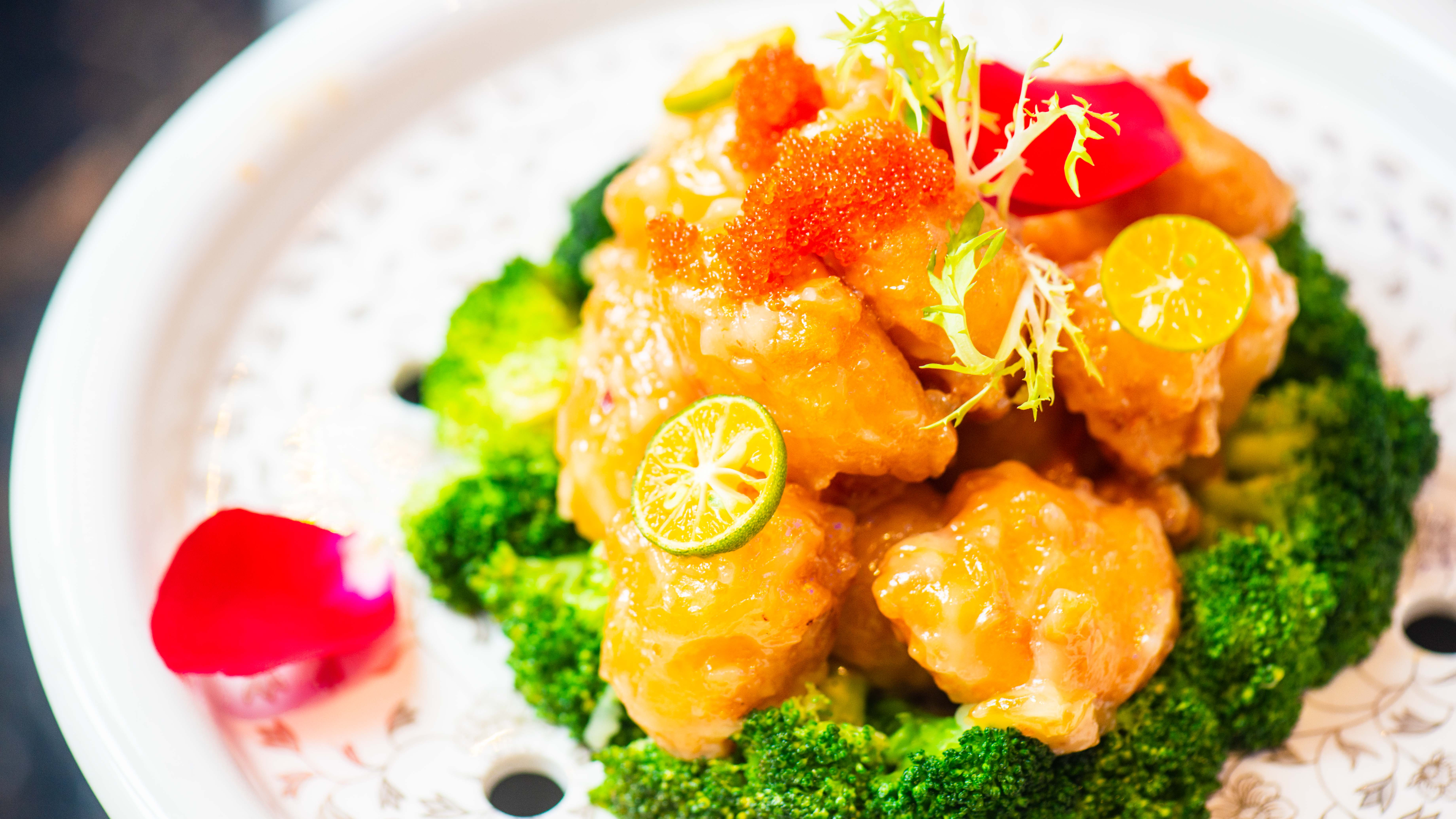 翡翠大虾球的做法和配料,沙拉酸甜可口,虾肉酥脆Q弹好吃!