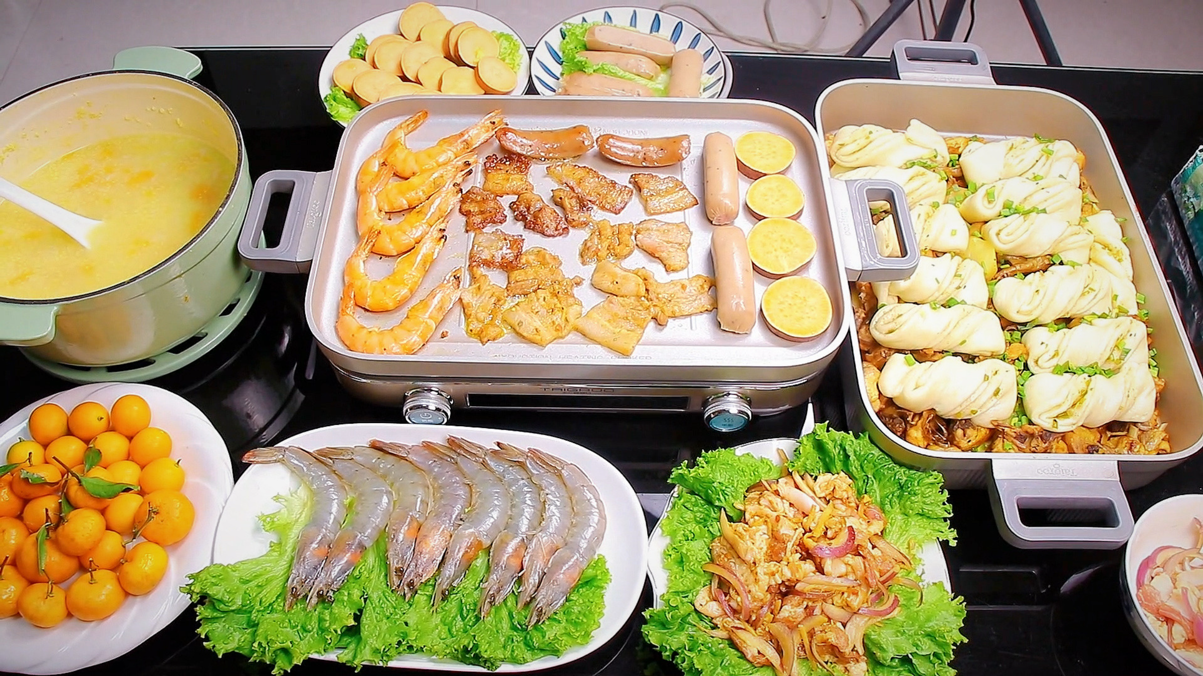 花15天工资买了1口锅,晚餐在家做烤肉,还有孩子爱吃的鸡焖花卷