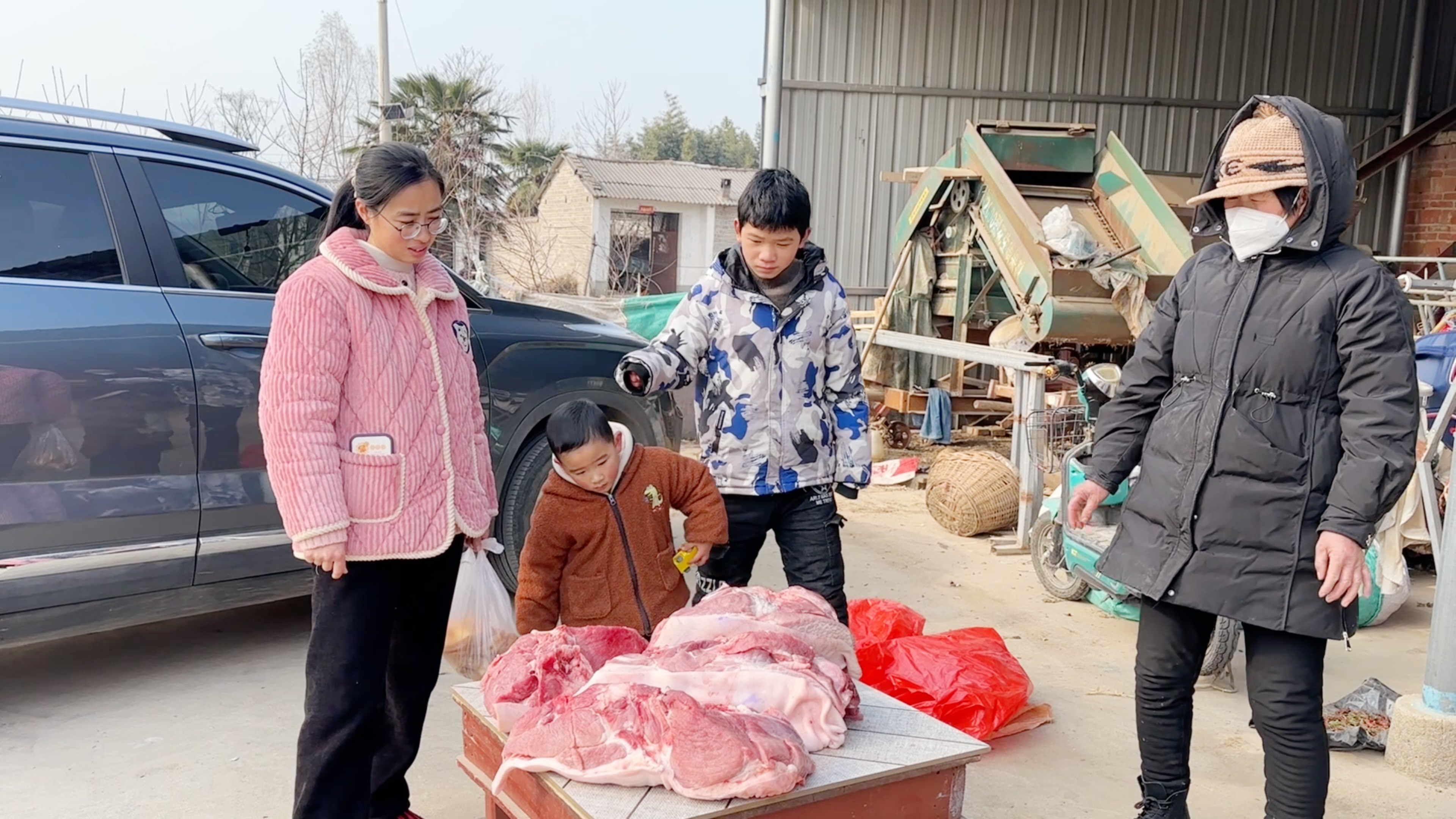 婆婆花1010元买年肉,小猪把我们逗乐了,婆婆给亲家准备好大块肉