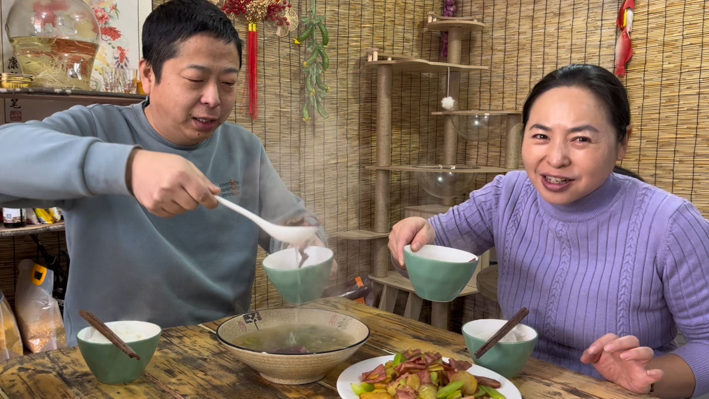 东北农村2顿饭,早餐也不能对付,有肉有菜还得配个汤,滋润