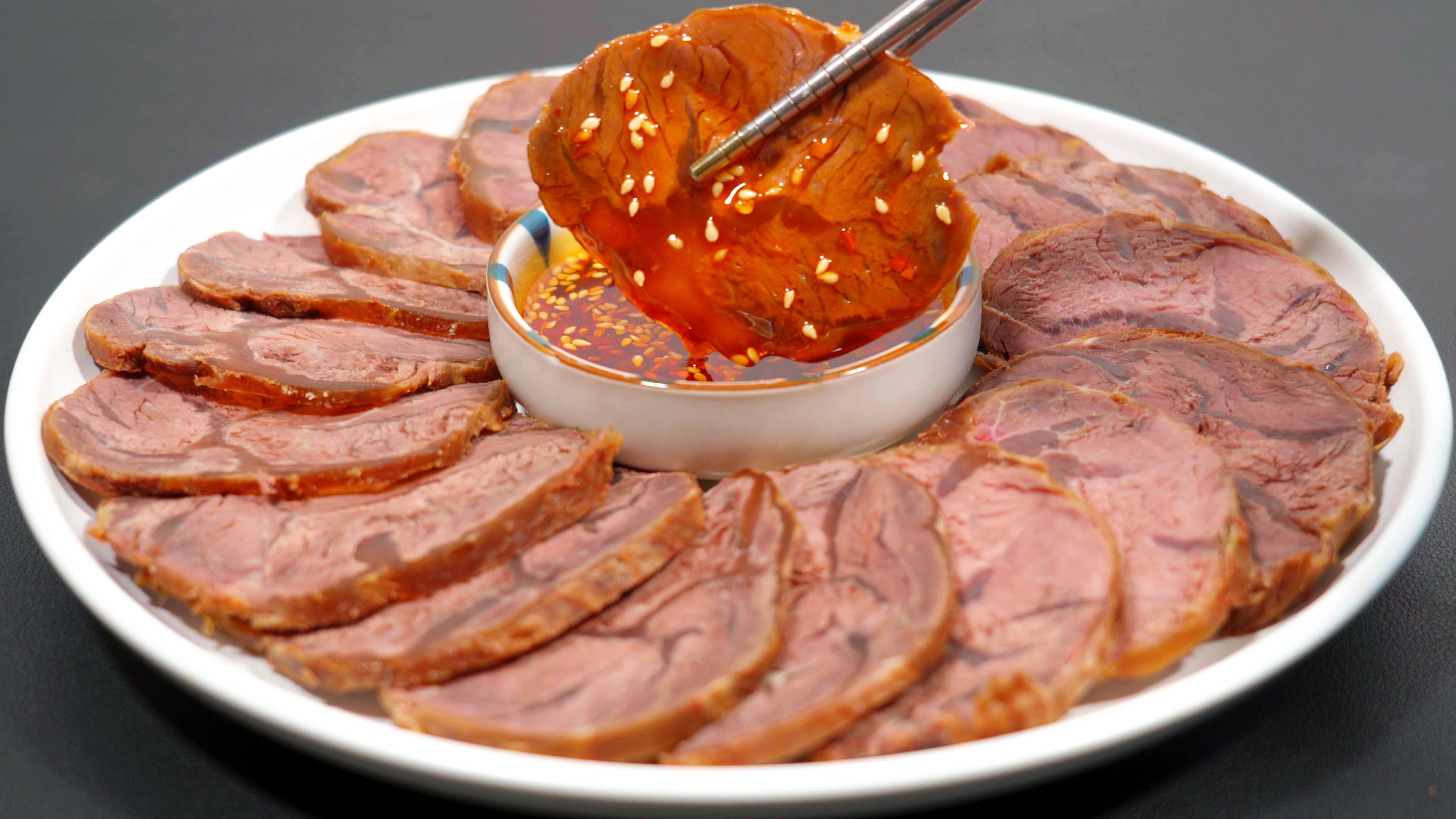 酱牛肉不要下锅焯水，用秘制复合酱油浸泡一晚，酱香浓郁劲道入味