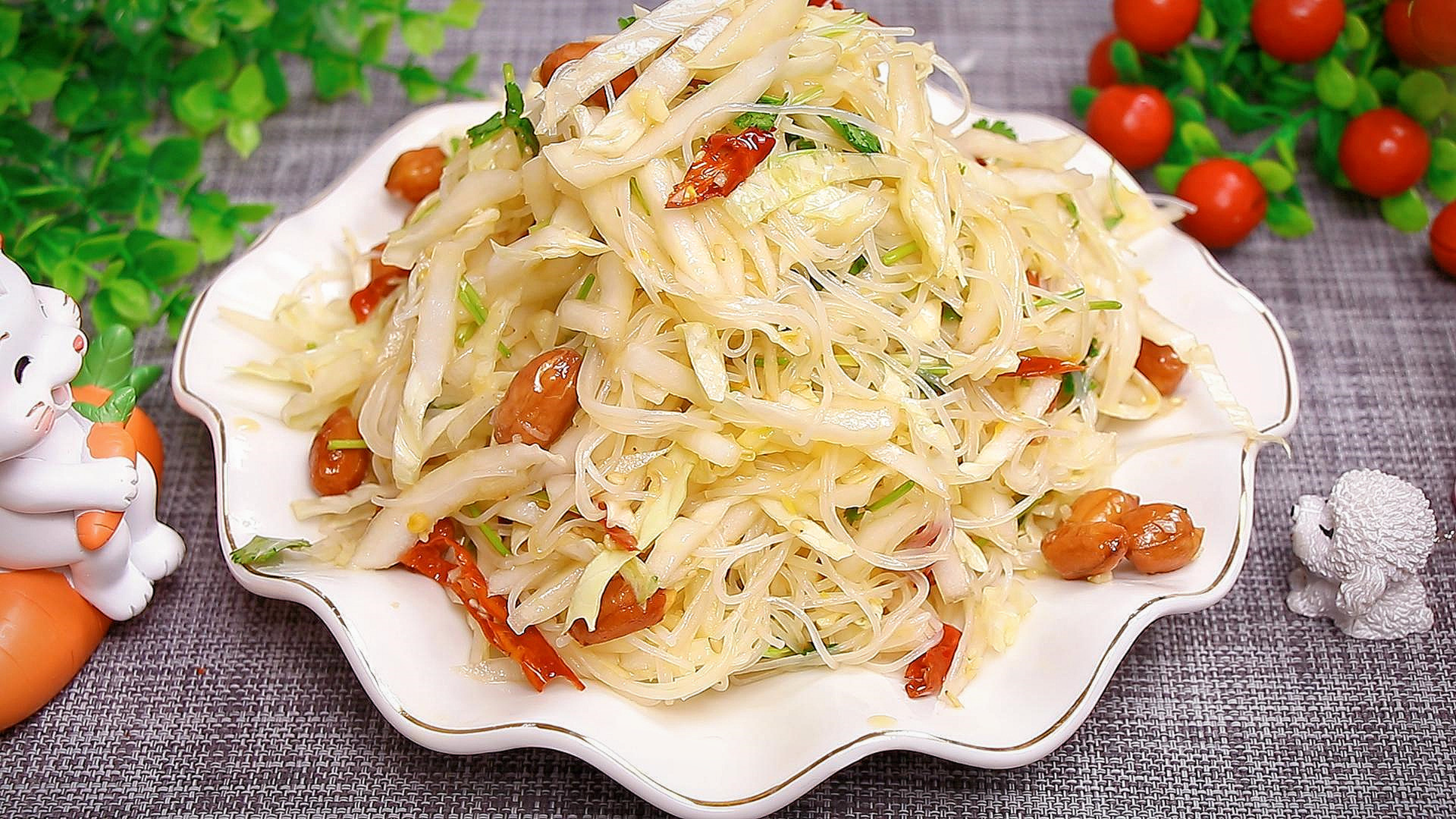 年夜饭大鱼大肉太腻了，一定配上这道凉拌白菜，脆嫩酸爽又开胃