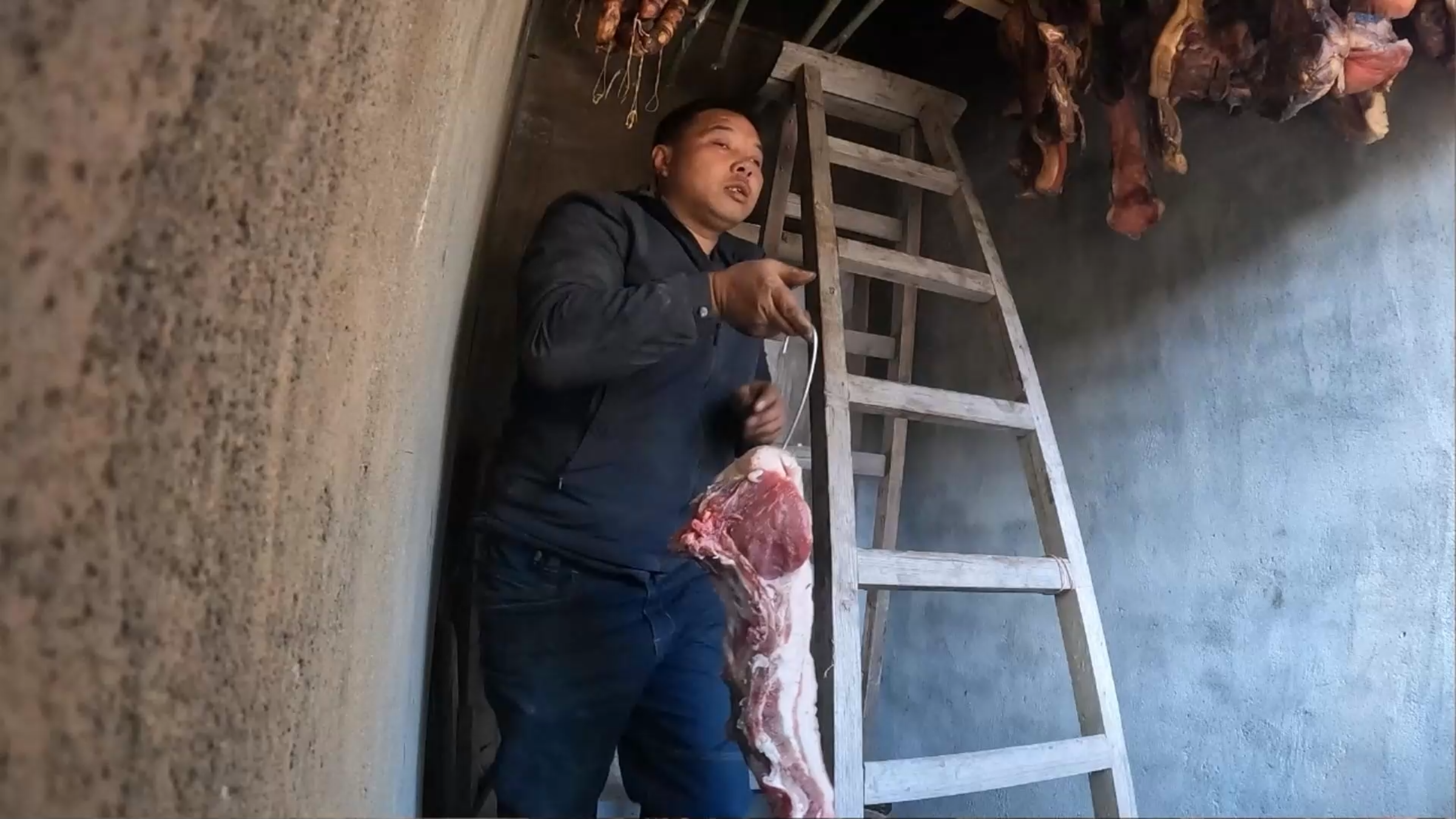 上山砍树枝,搭架子,又准备熏肉了