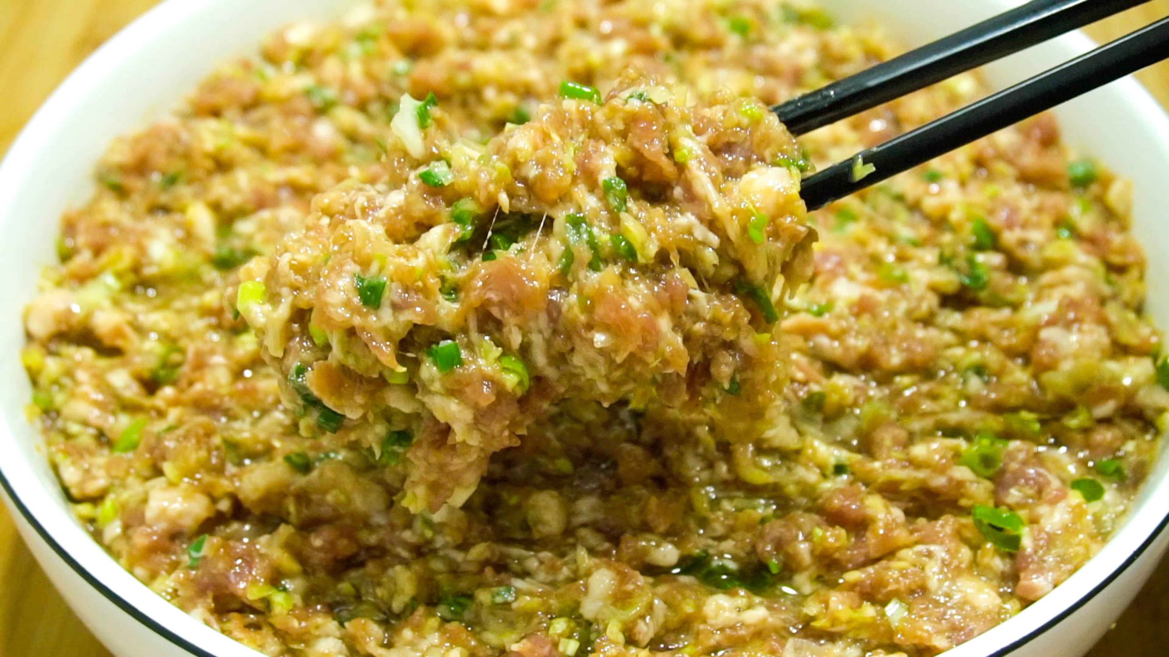 白菜猪肉馅怎么调才好吃？老做法教会你，不杀水不挤水，鲜嫩多汁