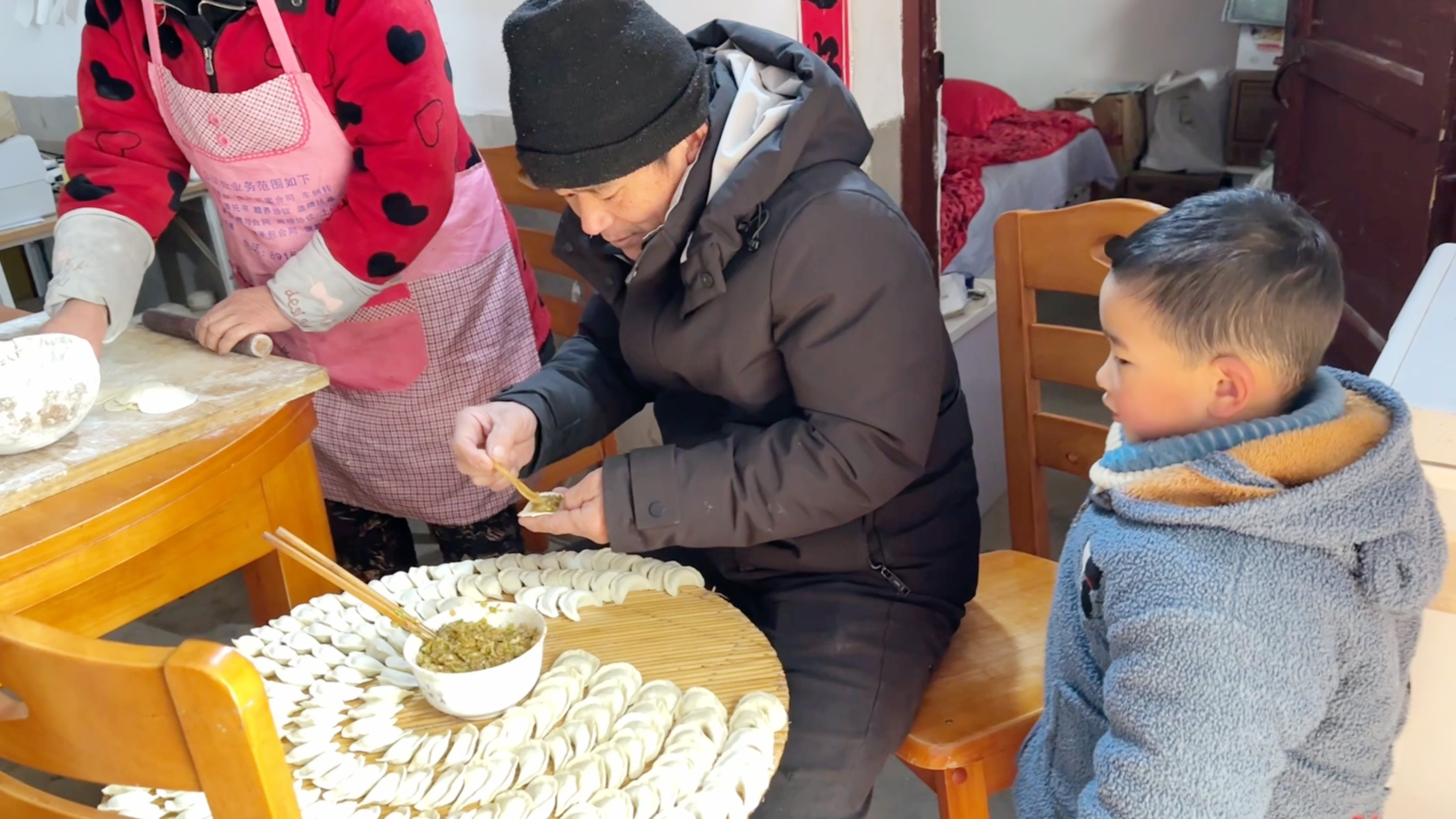 公公婆婆早起包饺子,静静家吃饺子用盆盛,婆婆:农村人活动量大