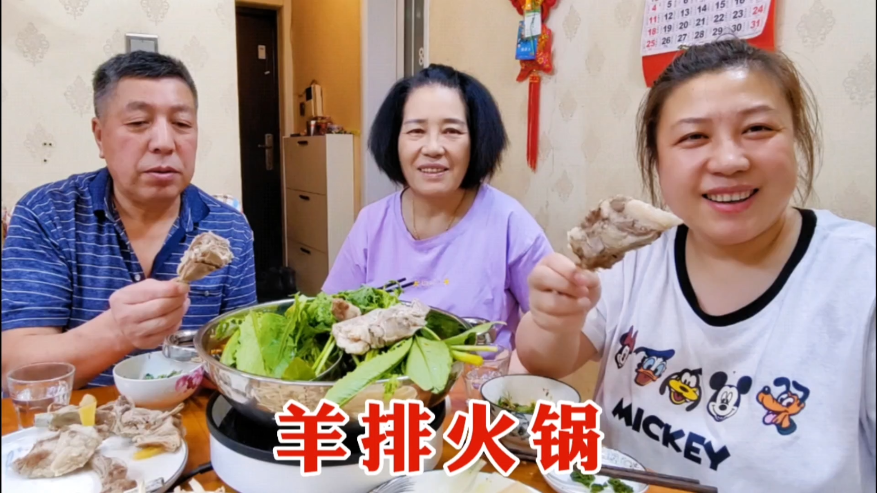 老爸煮3斤羊排,等女儿回家涮火锅,一口肉一口酒,幸福的小生活