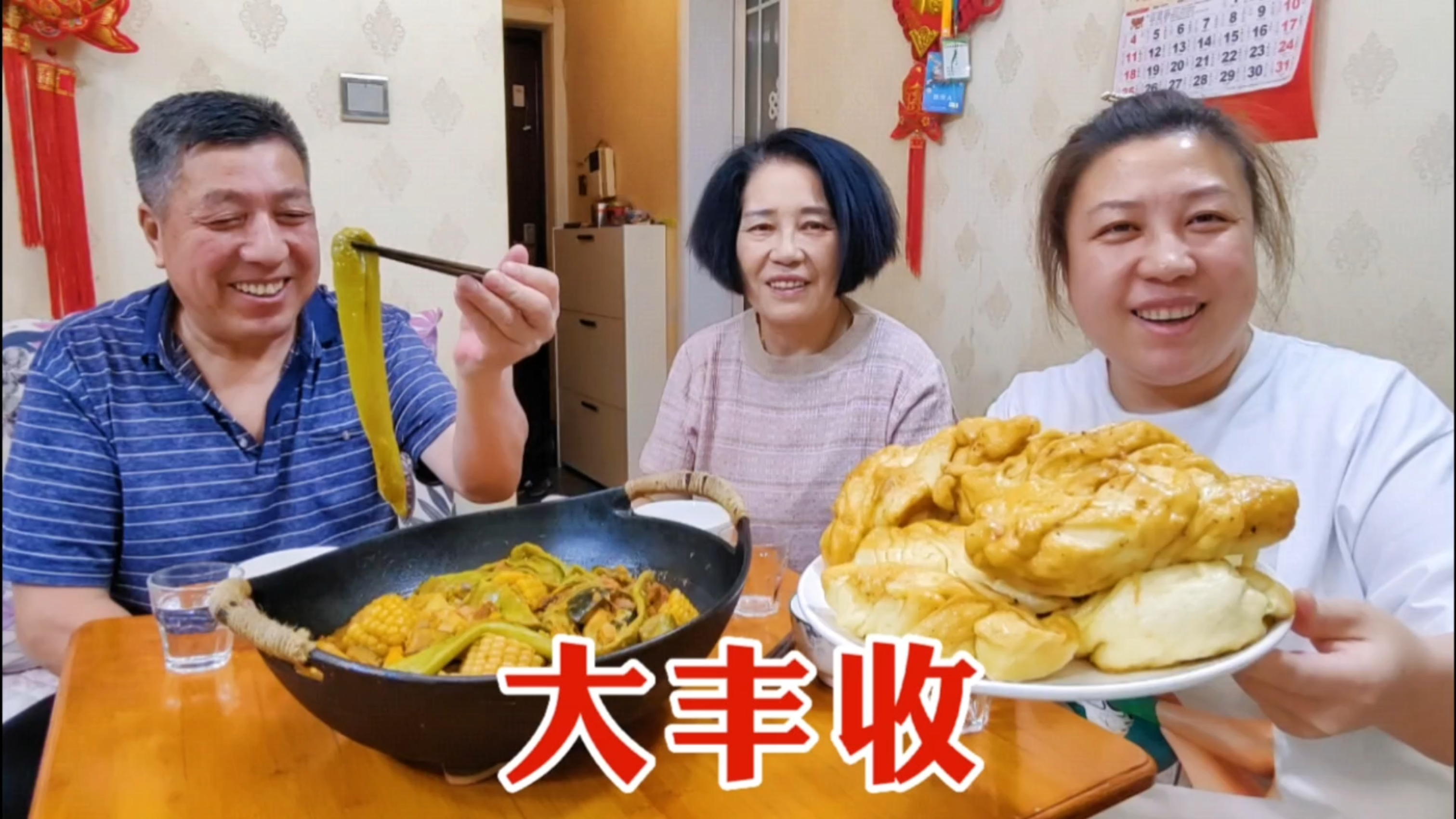 六种蔬菜炖一锅,上面盖层大花卷,爸妈做东北大丰收,家乡的味道