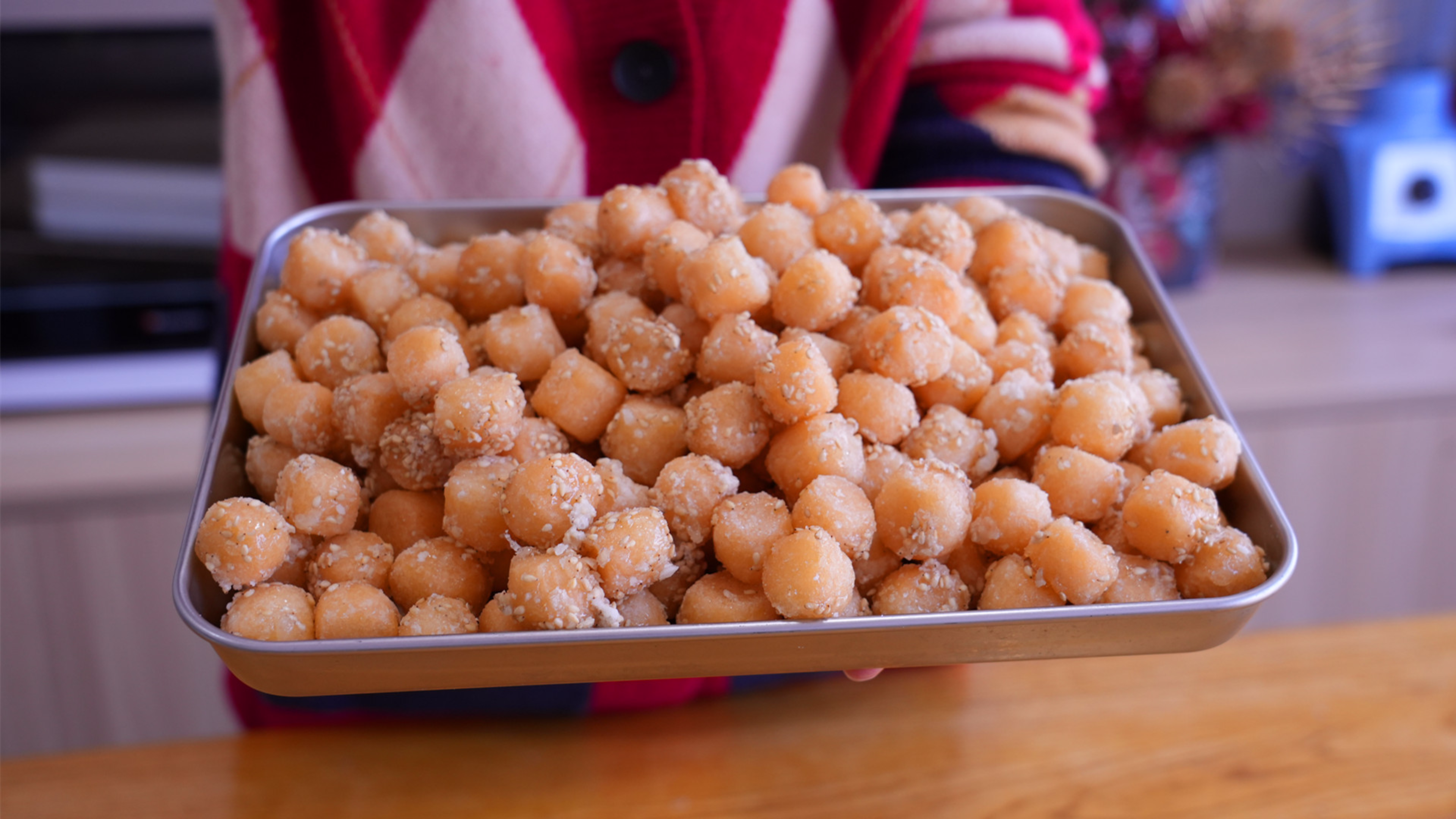 在家自制年货小零食，香脆芝麻糯米球，酥脆香甜，做法简单又好吃