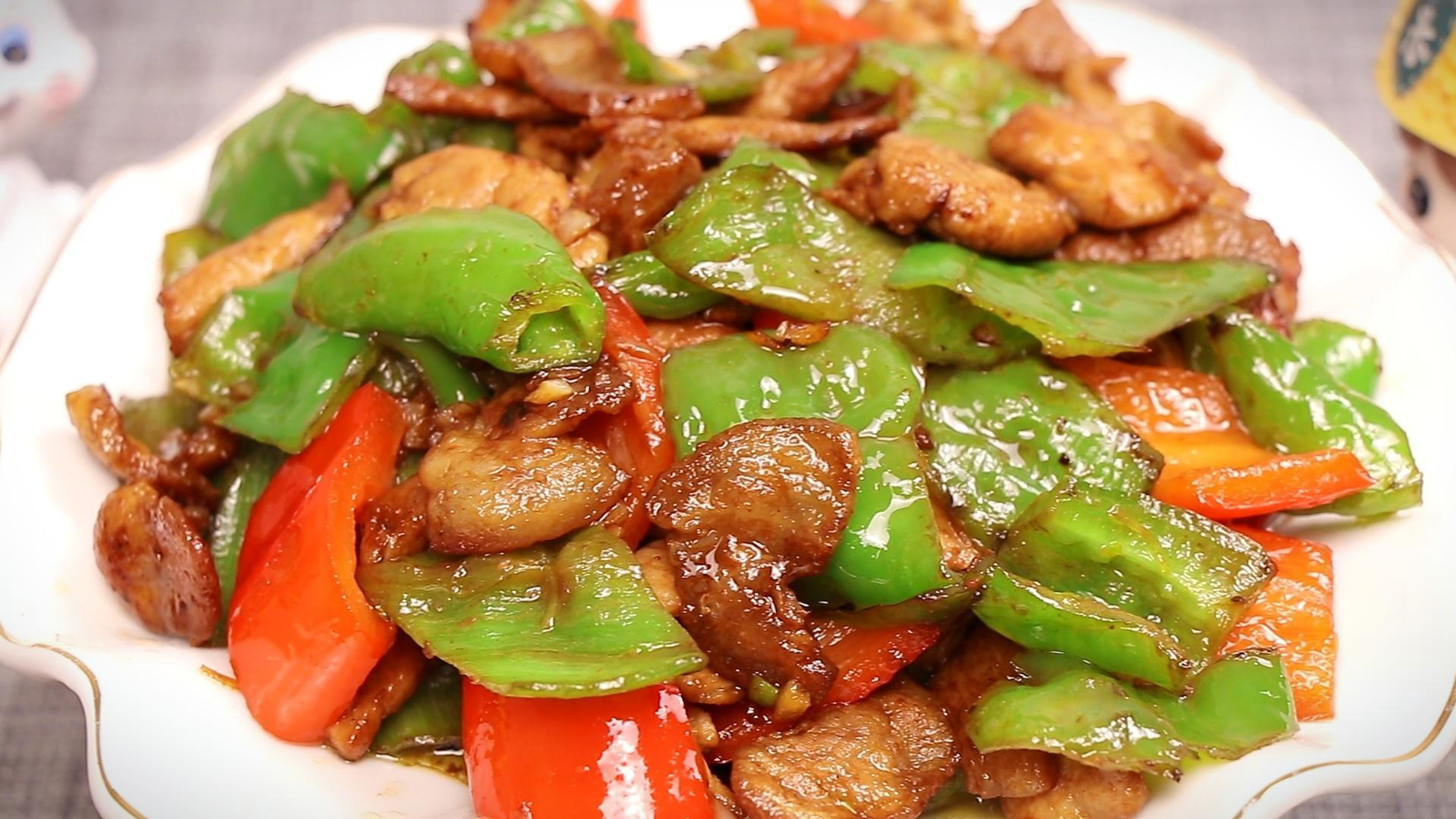 辣椒炒肉的家常做法，开胃又下饭，年夜饭露一手，家人夸你是大厨