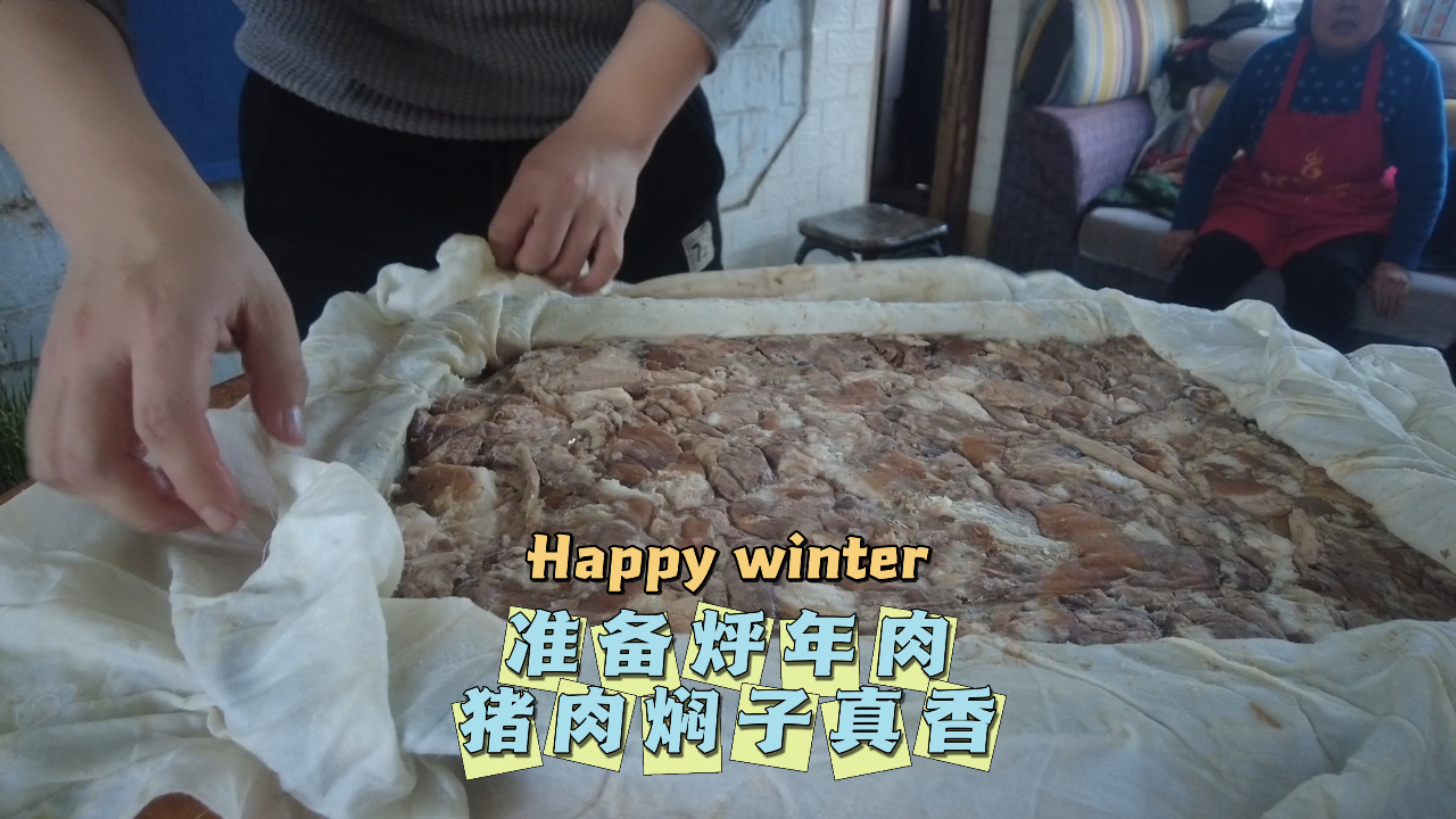 东北林区年味十足,开始烀年肉,老妈做的猪头肉焖子太香了