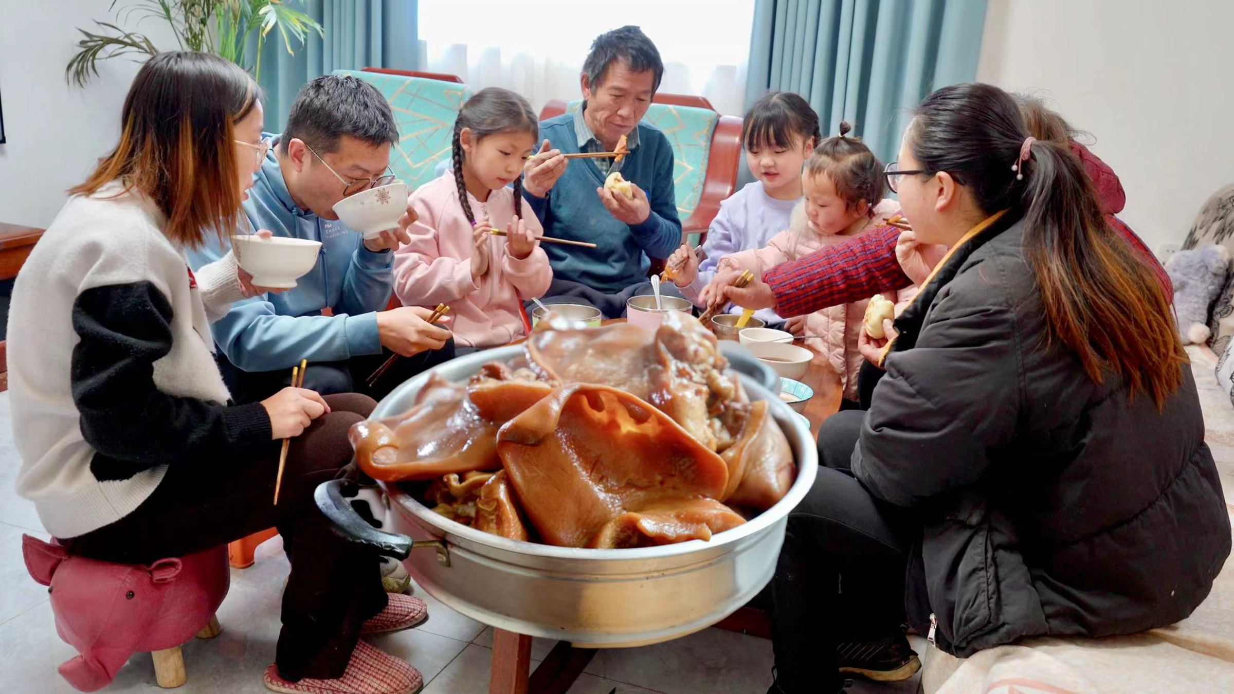 卤上一锅猪耳朵，和辣椒油一起凉拌，味道太美了！