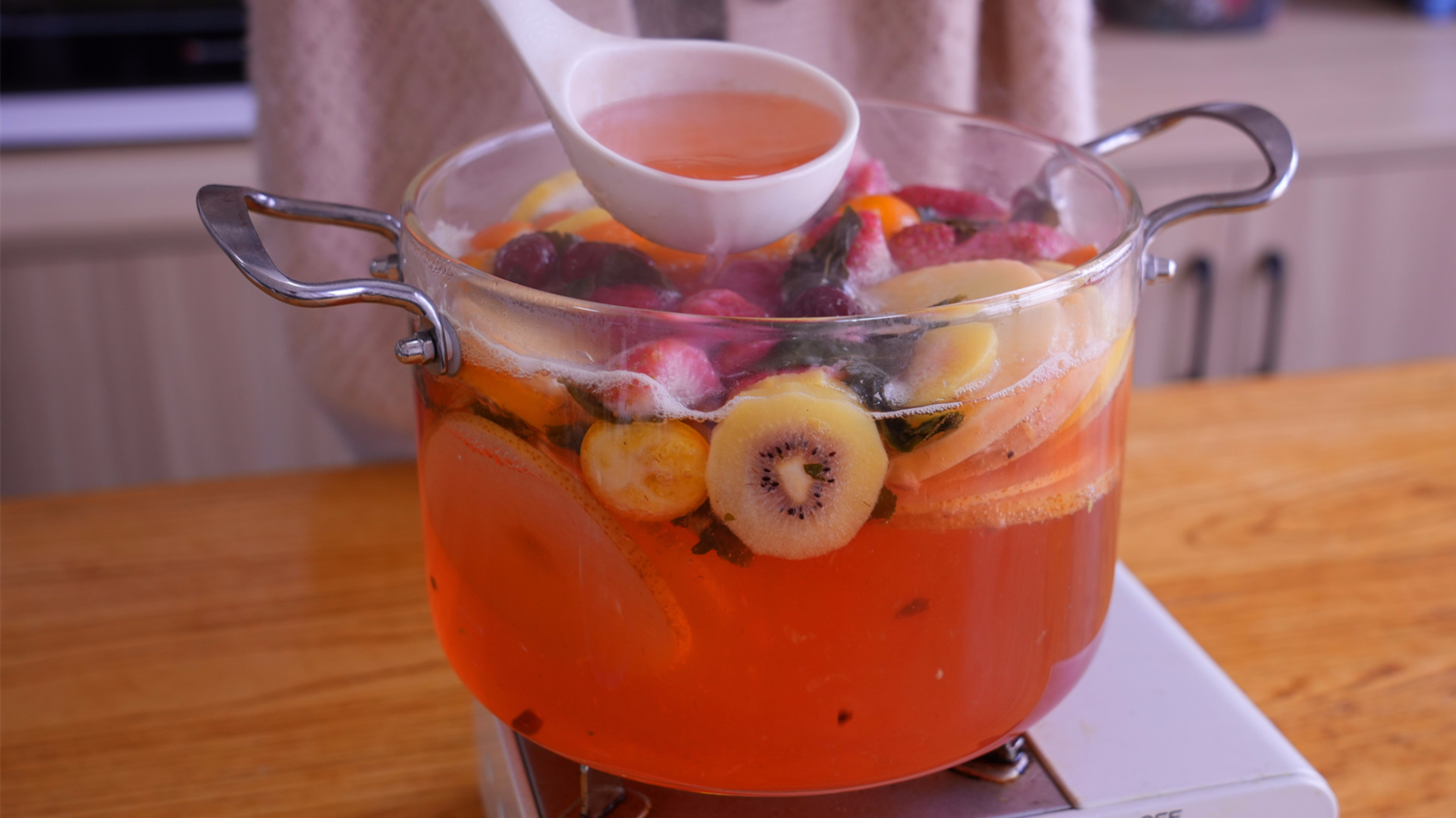 过年家里囤的各种新鲜水果，用它熬上一锅水果茶，简单好喝解油腻