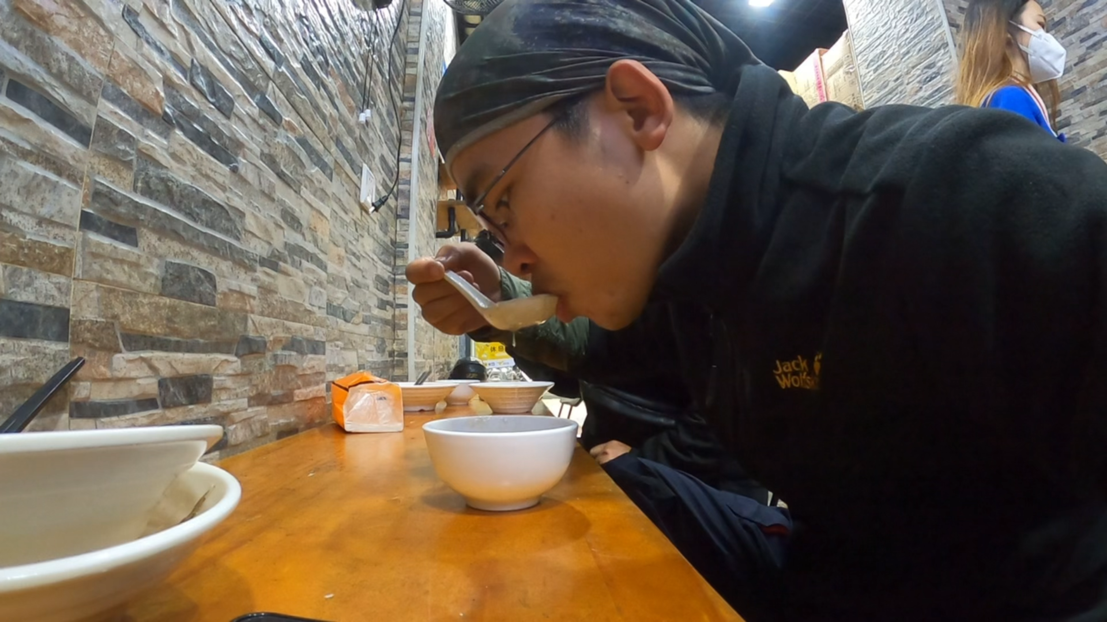 一个人旅行海南,在海南的第一餐试了下鸡屎藤和陵水酸粉