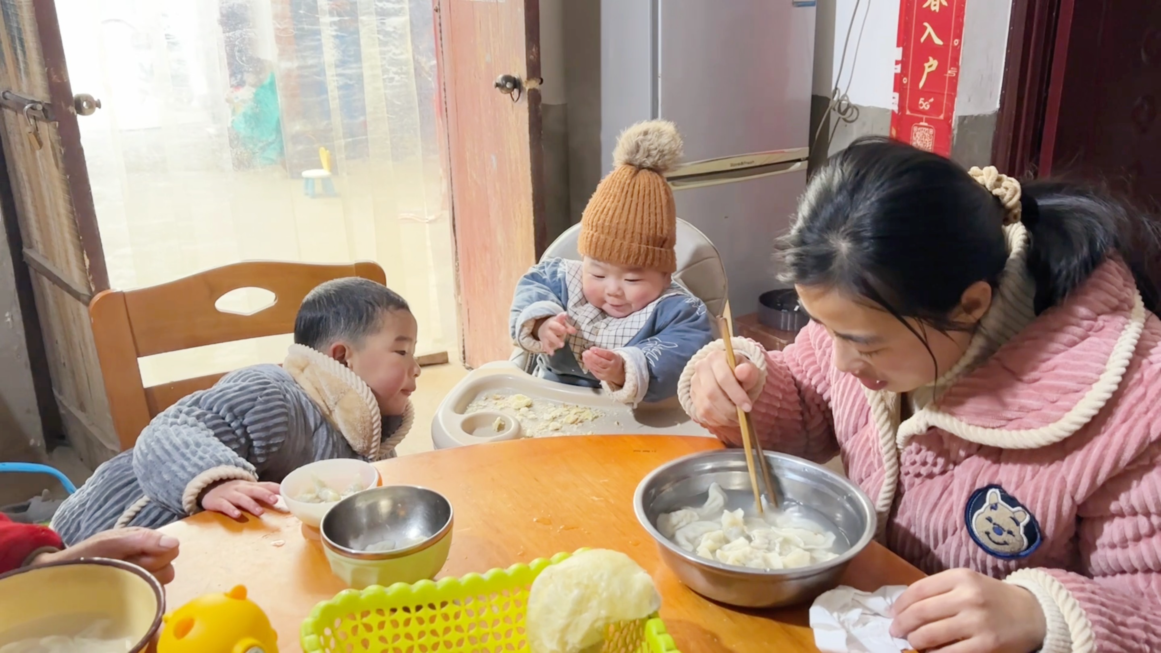 大年初五俗称“破五”,小猪吃饺子堪比大人,接下来百无禁忌了