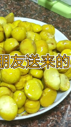 朋友送来的自家放养鸡,做鸡煲板栗焖鸡……绝配又香又粉爽歪歪
