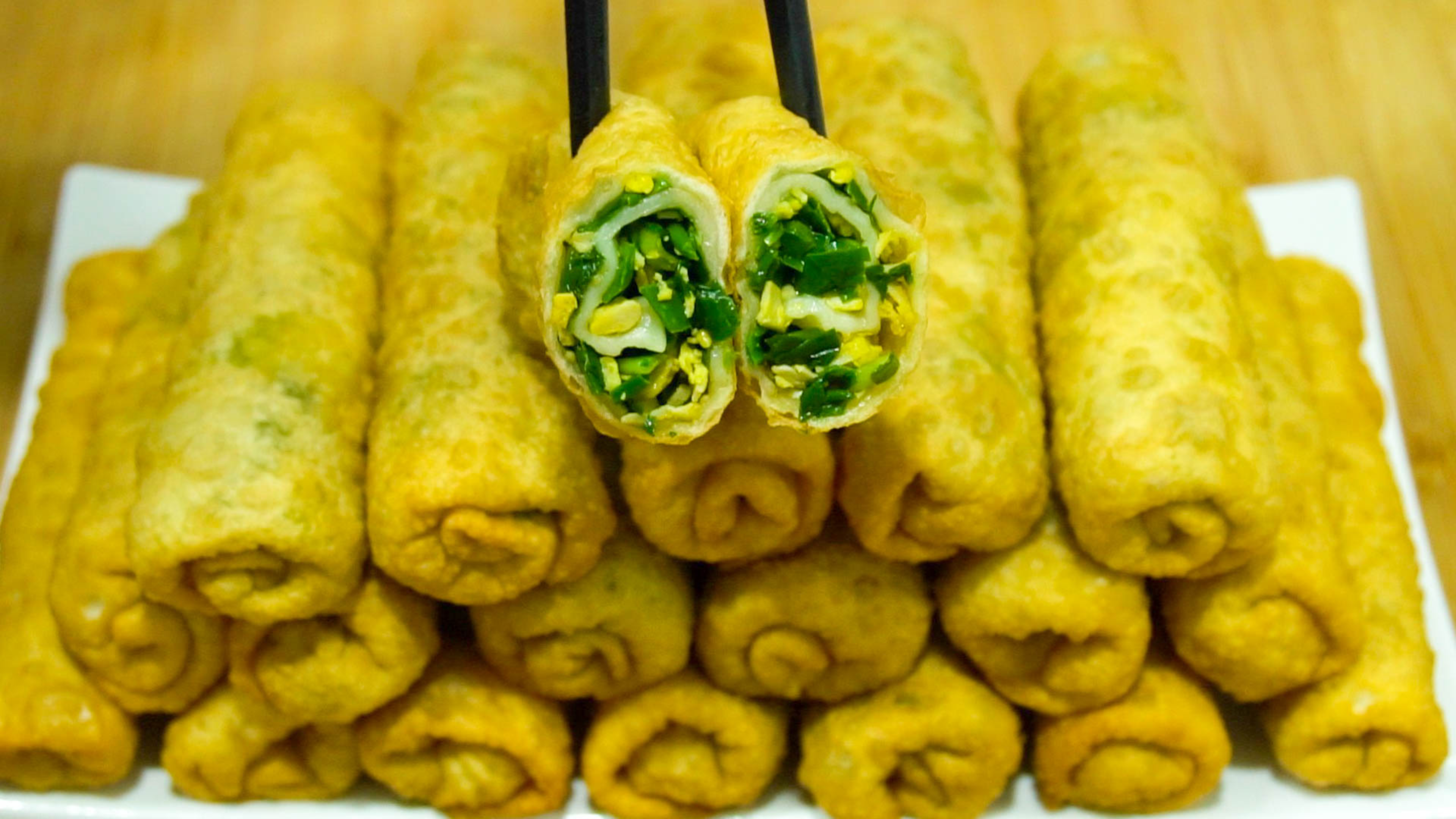 立春老妈分享懒人春卷做法，层层裹着馅料，酥脆鲜香，天天吃不腻