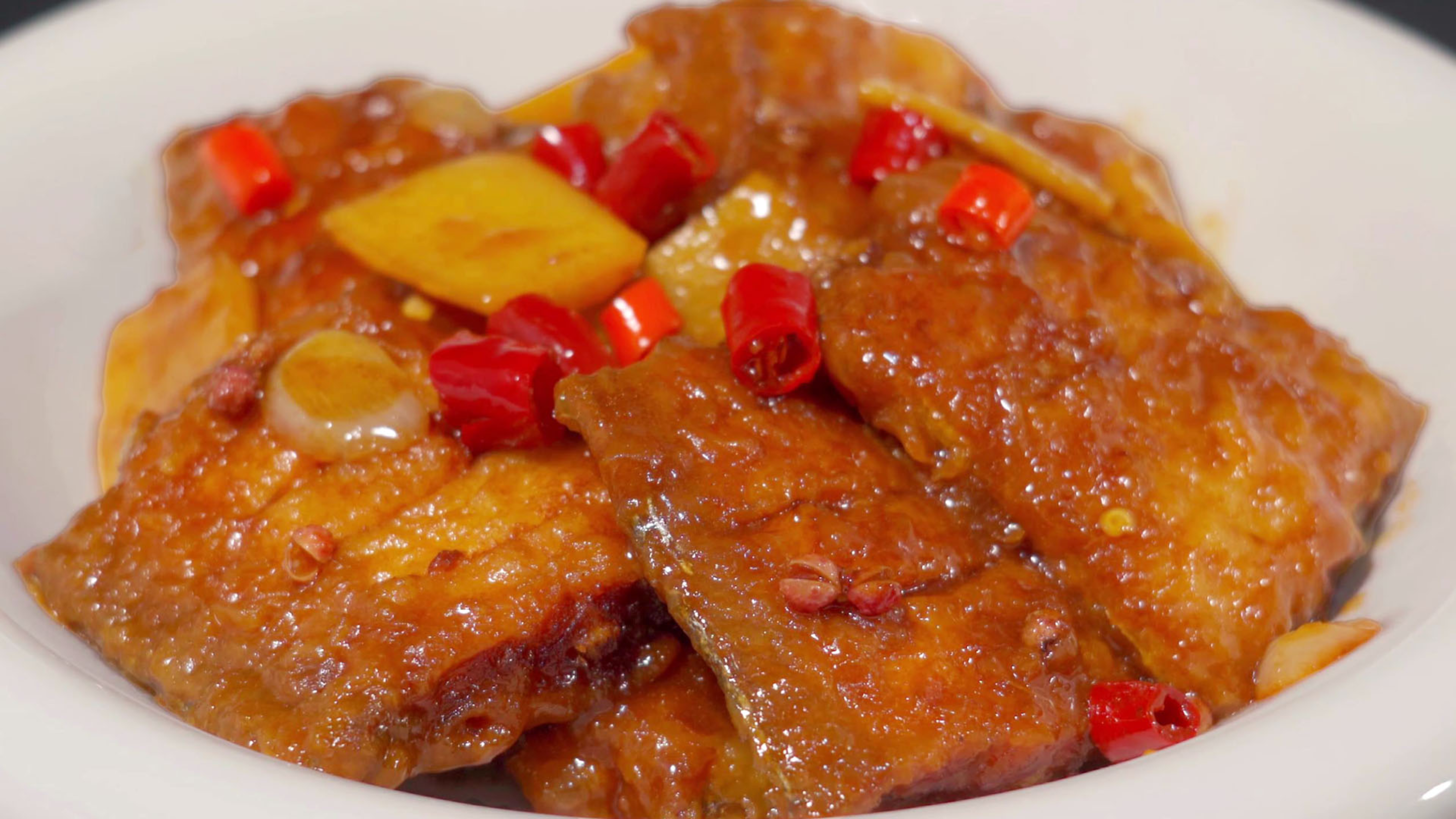 红烧带鱼千万别直接下锅,教你一招,煎鱼不粘锅不破皮,鲜嫩入味