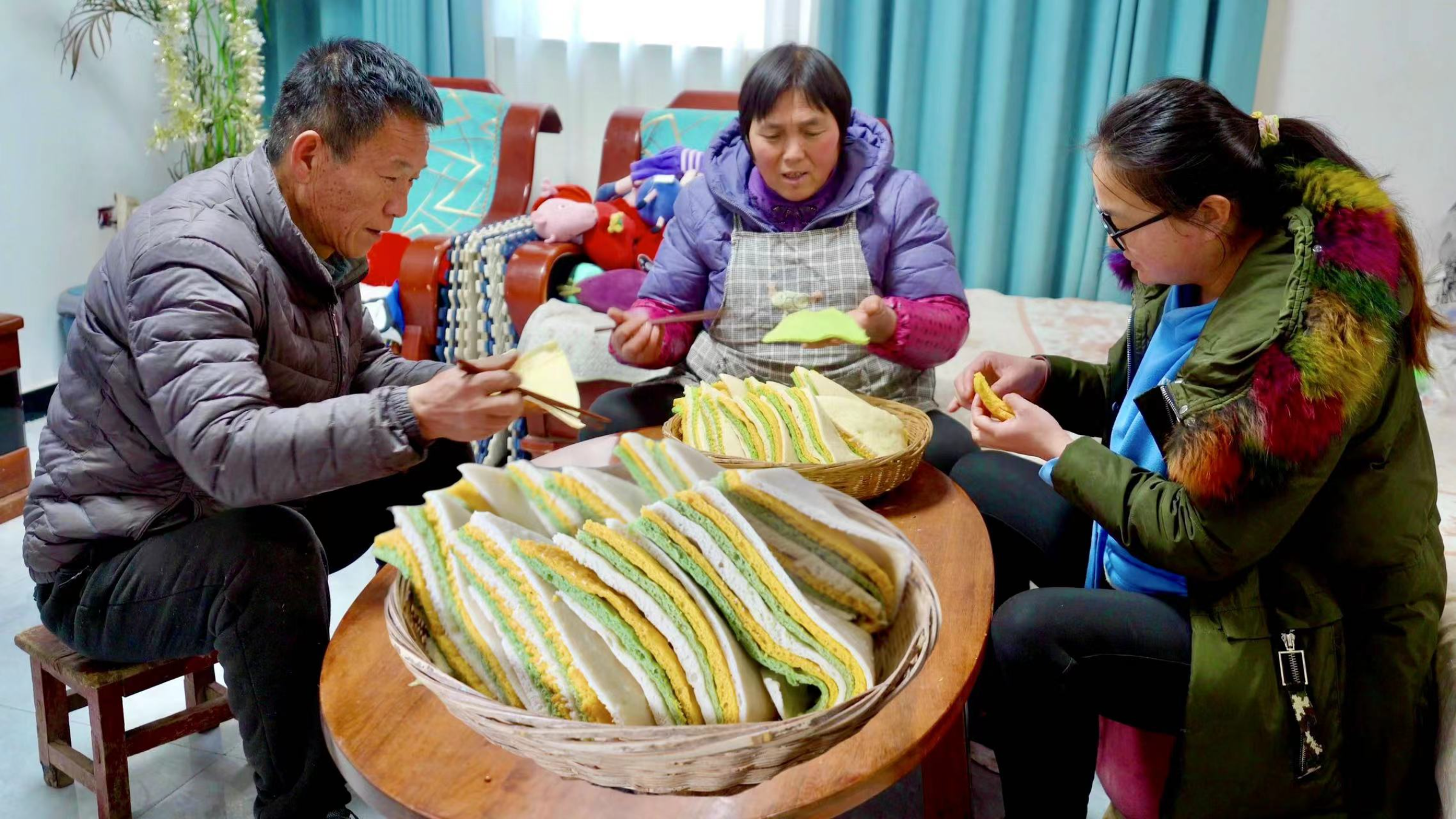 蒸一笼彩色擀馍,炒几个家常菜,擀馍卷菜美得很!