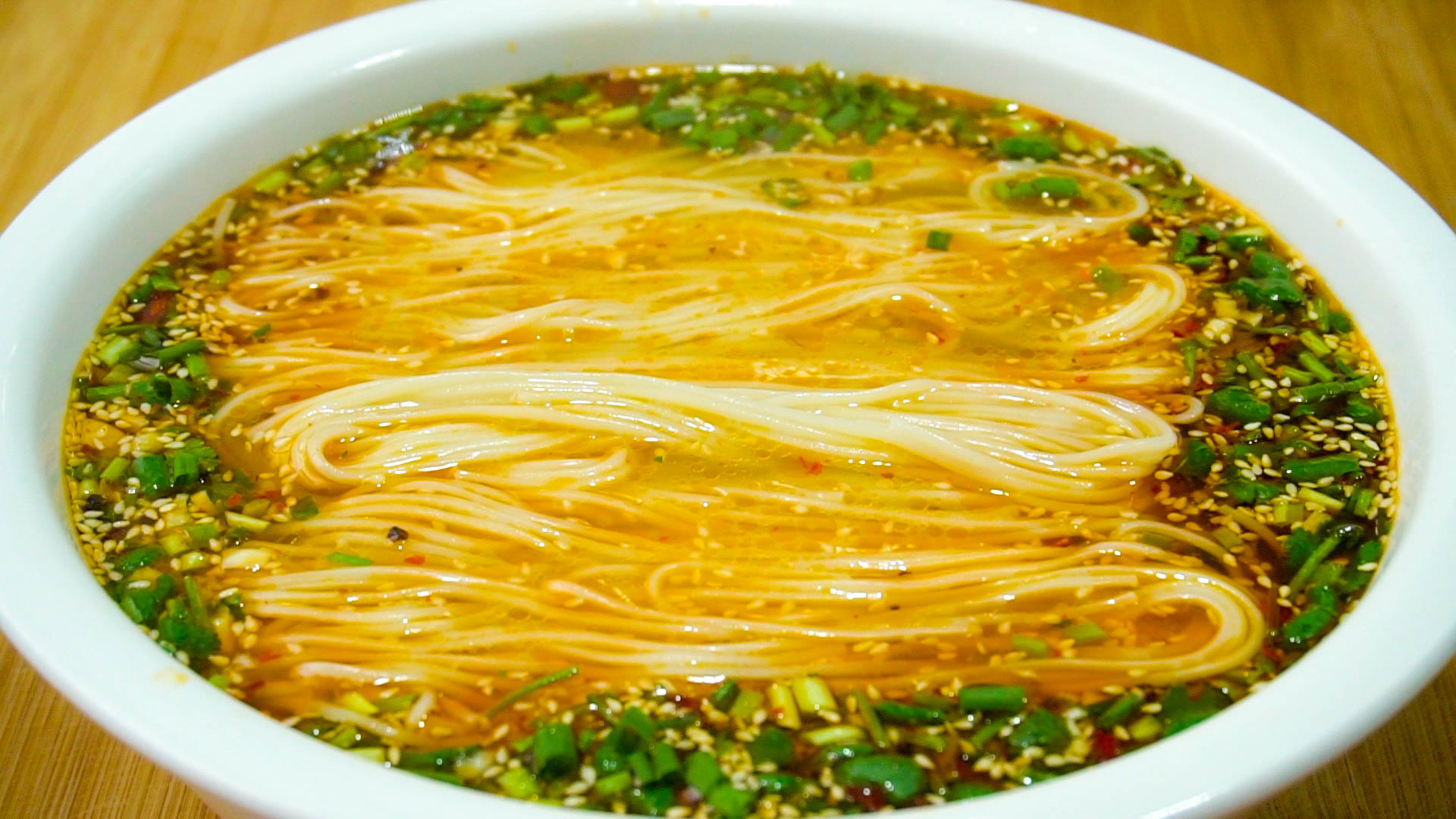 酸辣面怎么做好吃？汤料才是关键，家常做法教会你，一碗不够过瘾