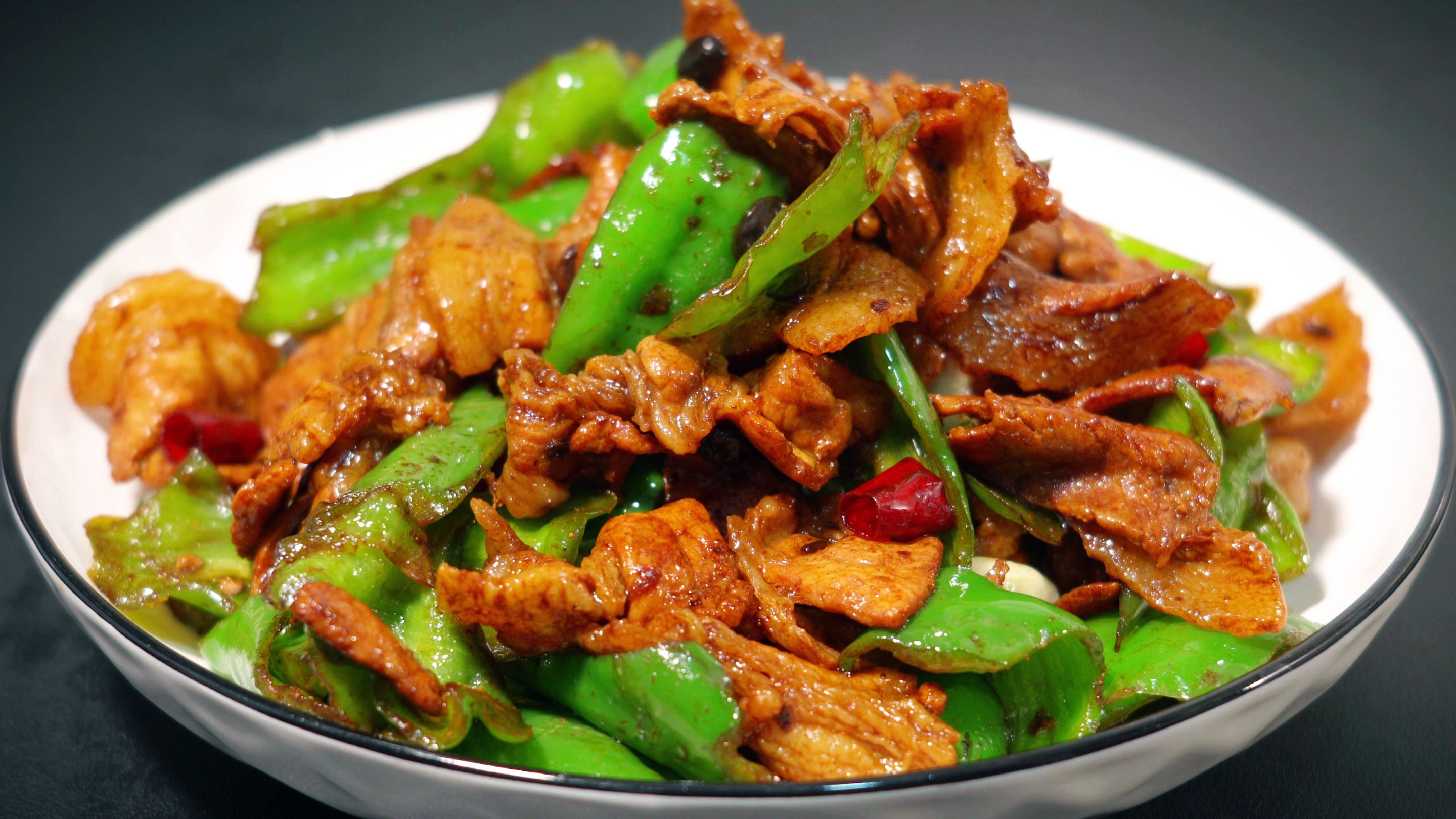 湖南的辣椒炒肉为啥那么好吃？原来湘菜师傅是这样炒小炒肉，真香