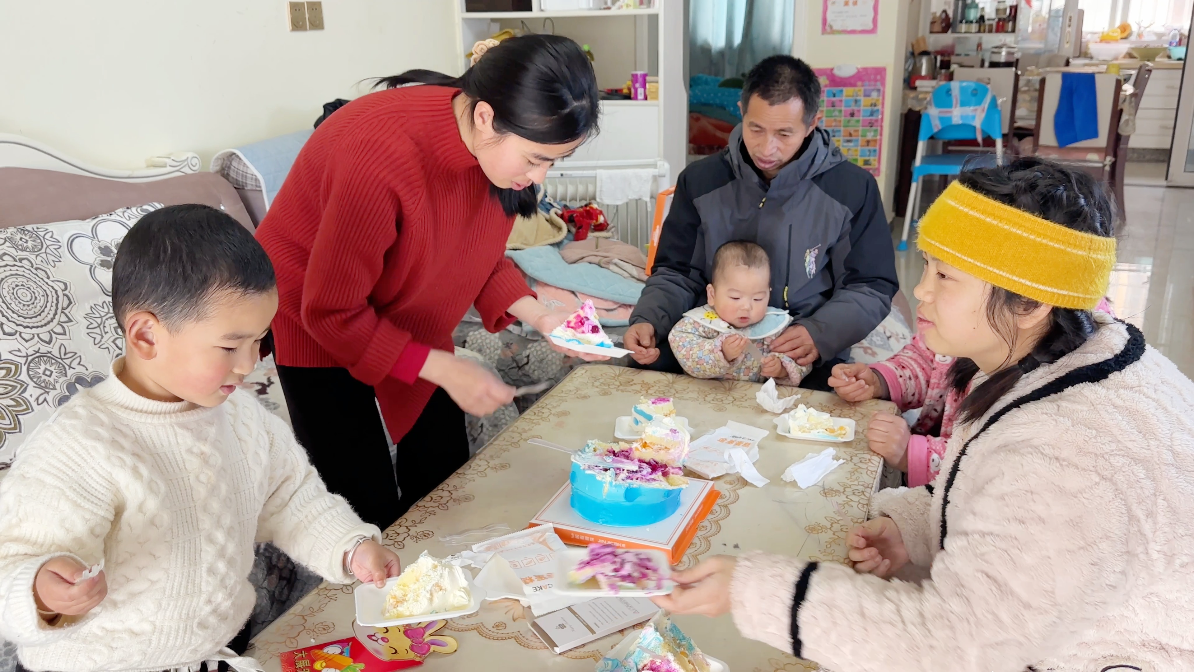 舅妈给小猪准备蛋糕和千元红包,二宝第一次吃蛋糕,兄弟俩吃美了