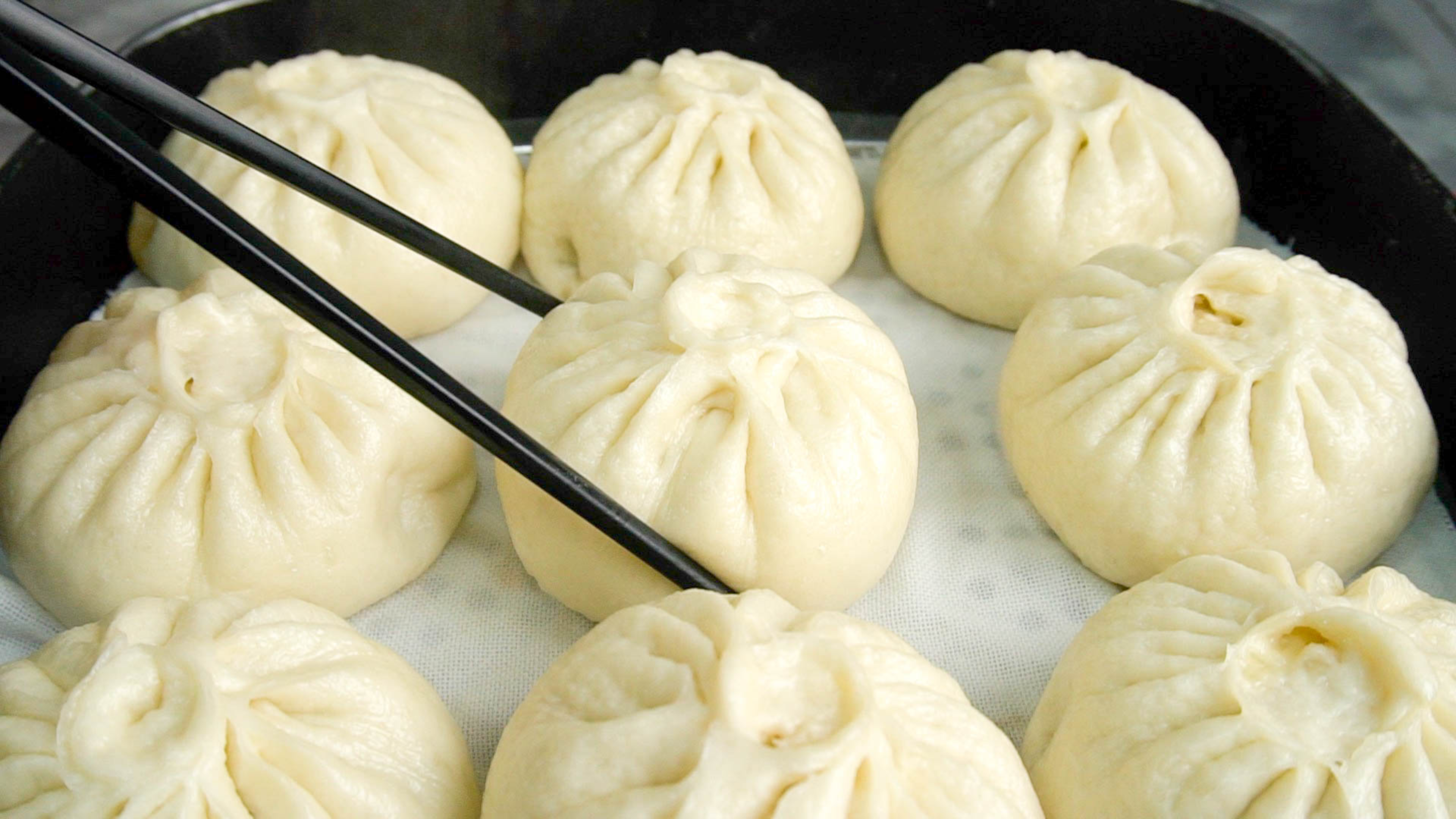 面食店排队买的芹菜肉包子，教你调馅配方，芹菜不变色，皮软馅香