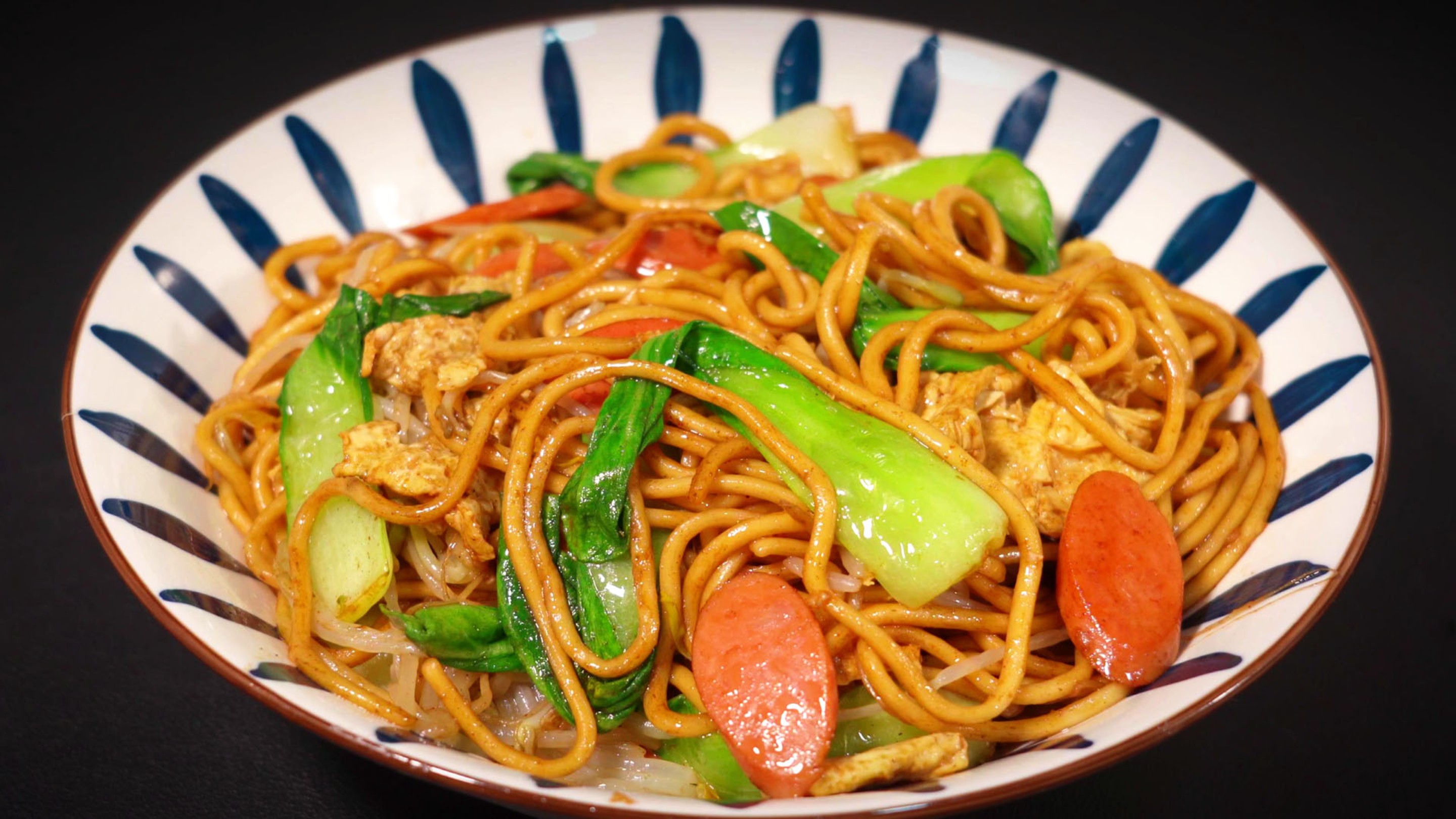 炒面很多人第一步就错了，难怪粘锅成坨不入味，大厨教你正确做法