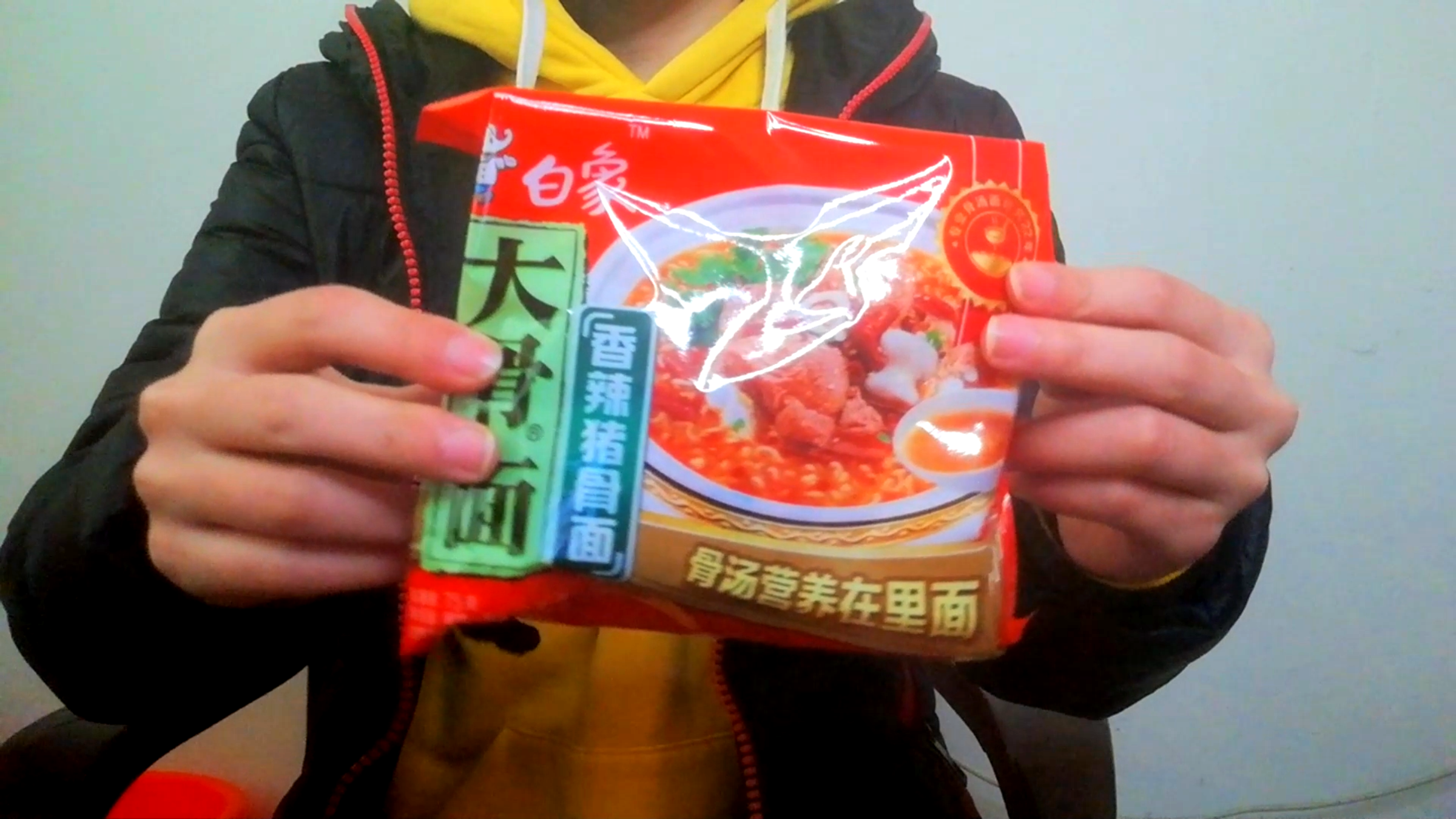 花32块钱买一箱白象大骨面香辣猪骨面,煮一包!味道怎么样?