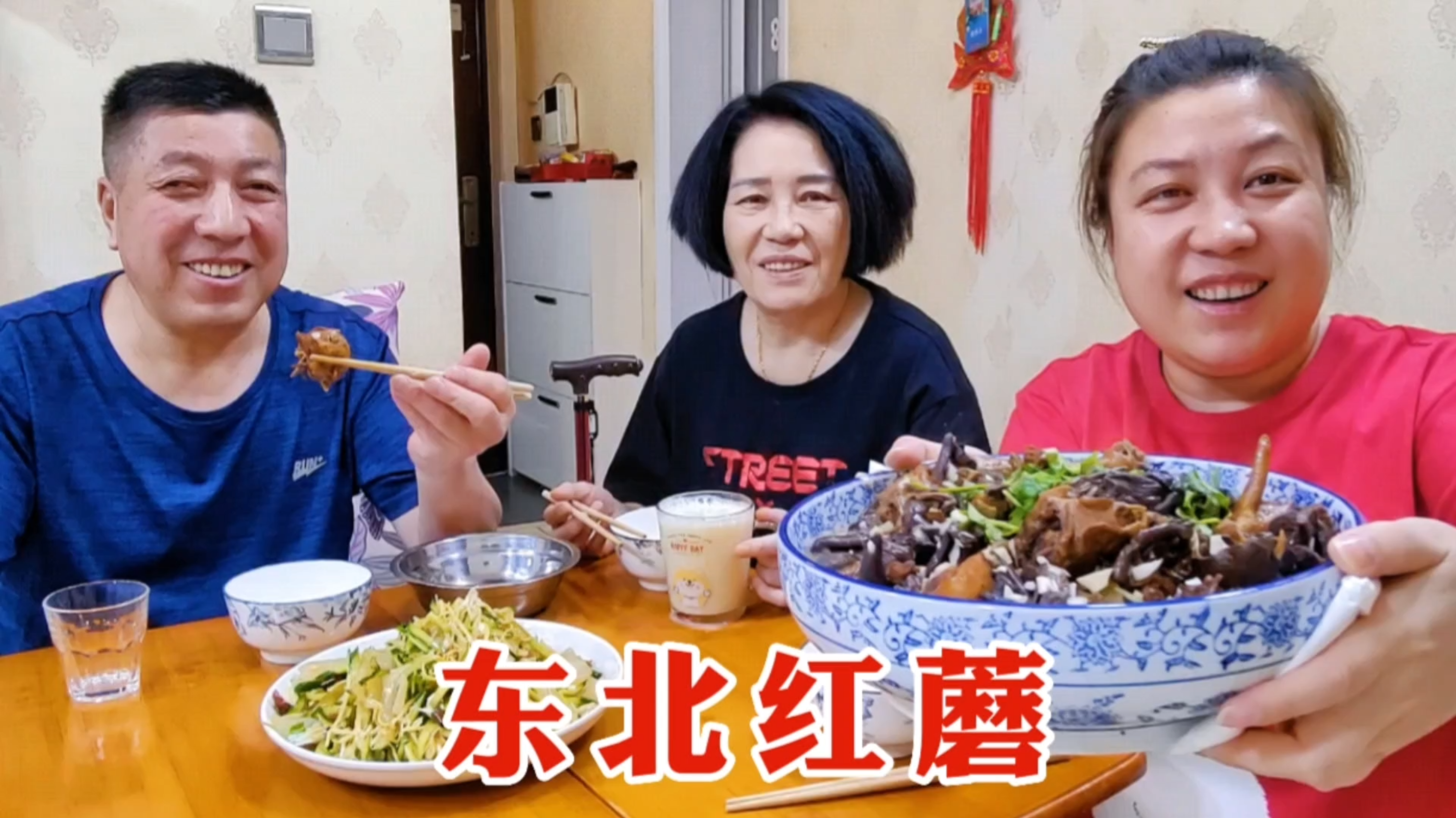 东北特产红蘑菇，老爸炖只小母鸡，全家第一次吃，口感又香又软