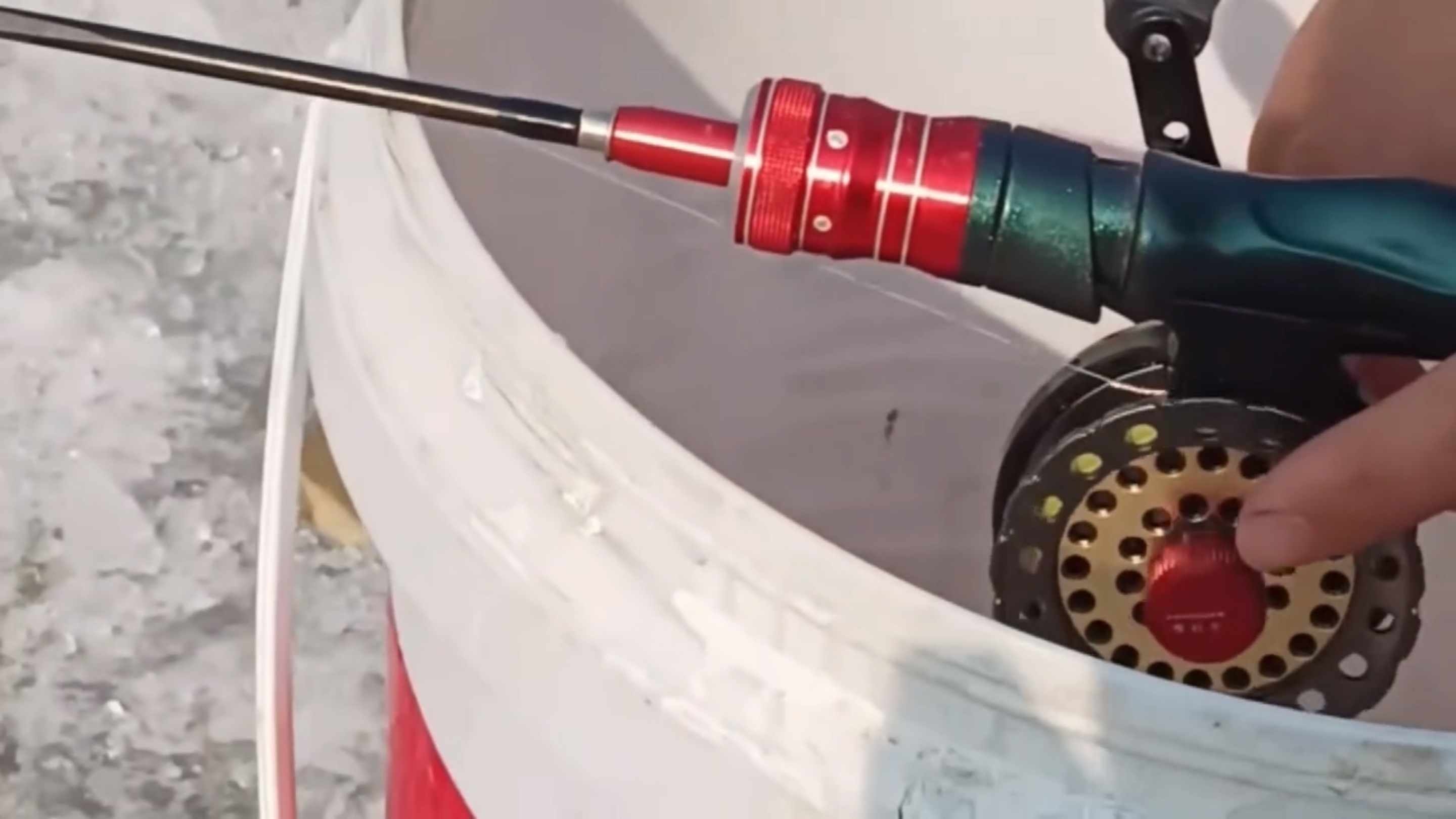 冰钓小工鱼技巧,冰钓用什么饵原来很简单,出发南方参加钓鱼比赛